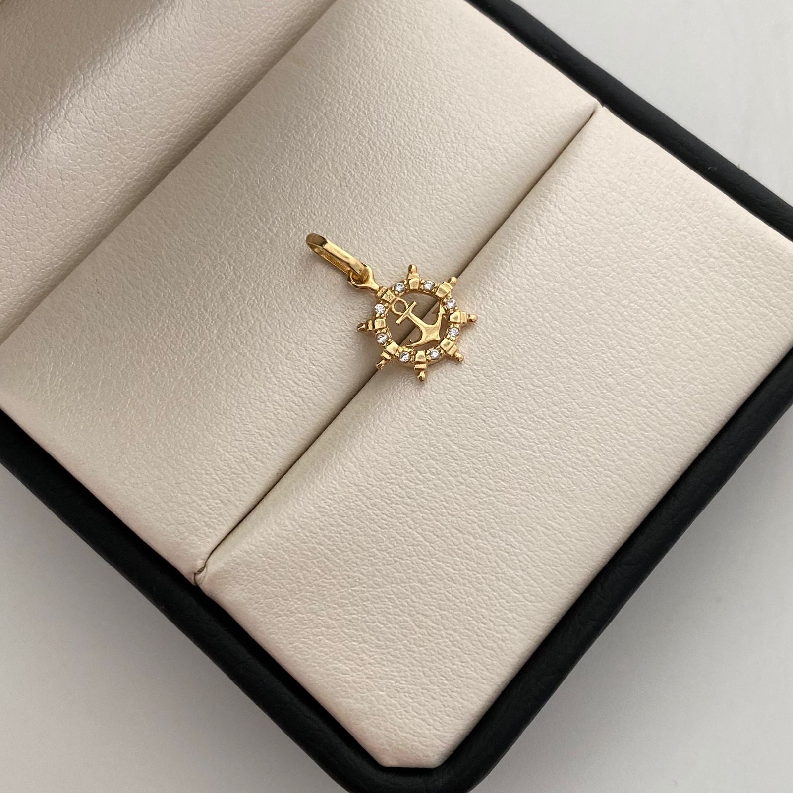 Dije Timon y ancla circones blancos Oro amarillo 18k 1 Gr / 11,6 mm / 1,51 Cm