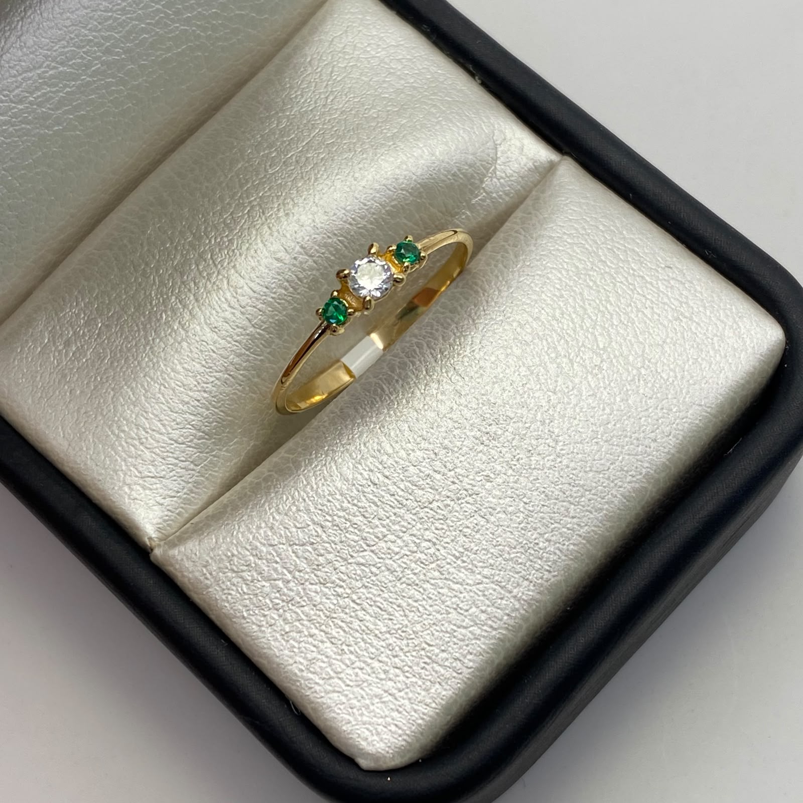 Anillo Solitario verde y blanco Oro amarillo 18k / Talla 7 / 1,1 Gr / 2 mm