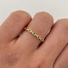 Anillo Circones abrazados verdes Oro amarillo 18k / Talla 7 1/2 / 2,05 Gr / 2,5 mm