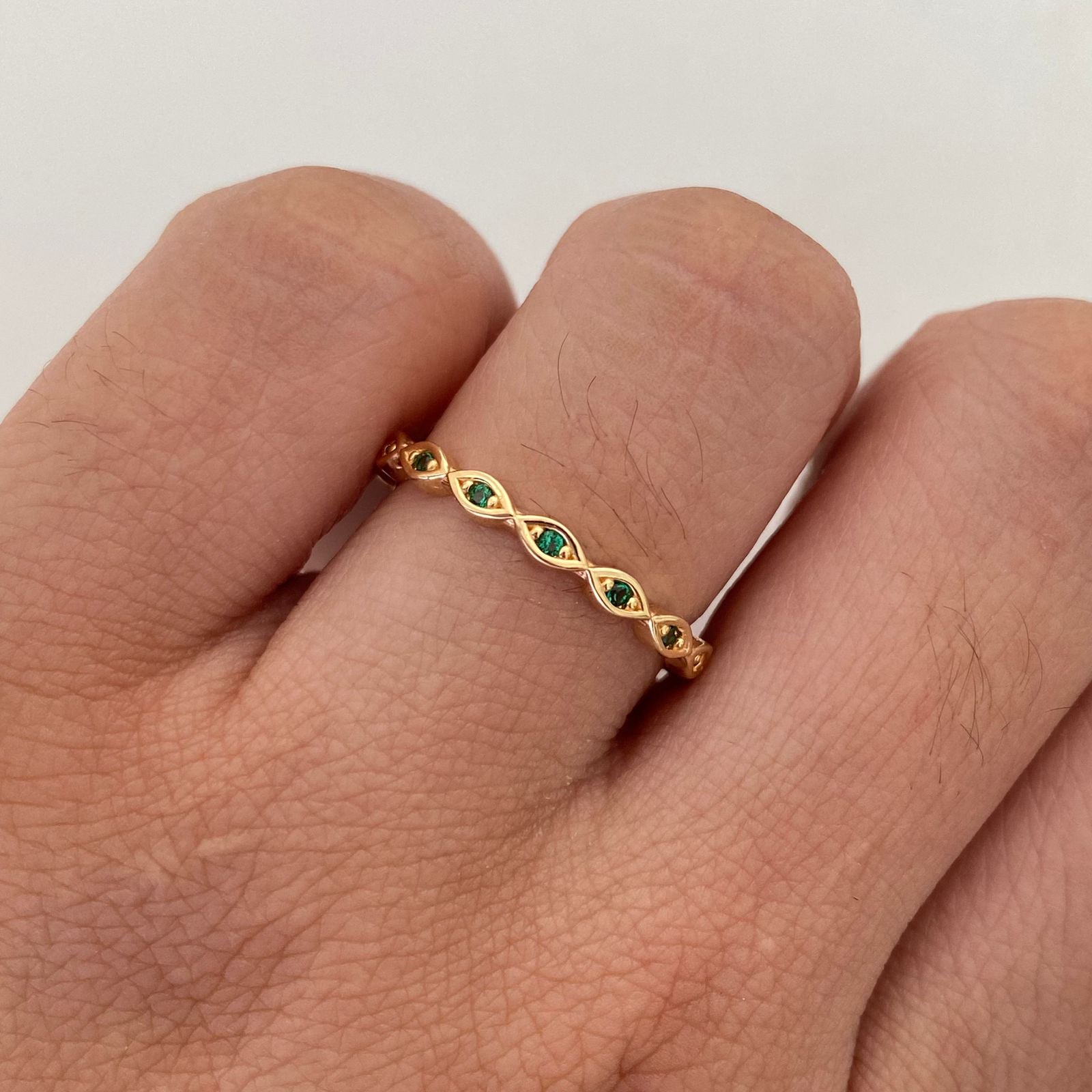Anillo Circones abrazados verdes Oro amarillo 18k / Talla 7 1/2 / 2,05 Gr / 2,5 mm