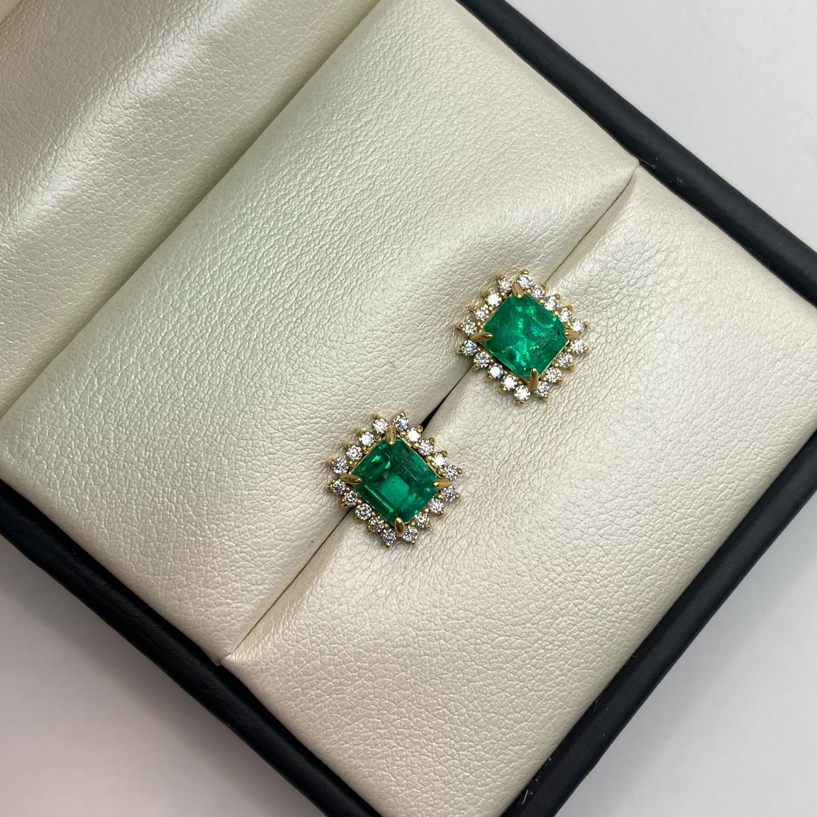 Topos Esmeralda y moissanitas Oro amarillo 18k 4,5 Gr / 10,5 mm