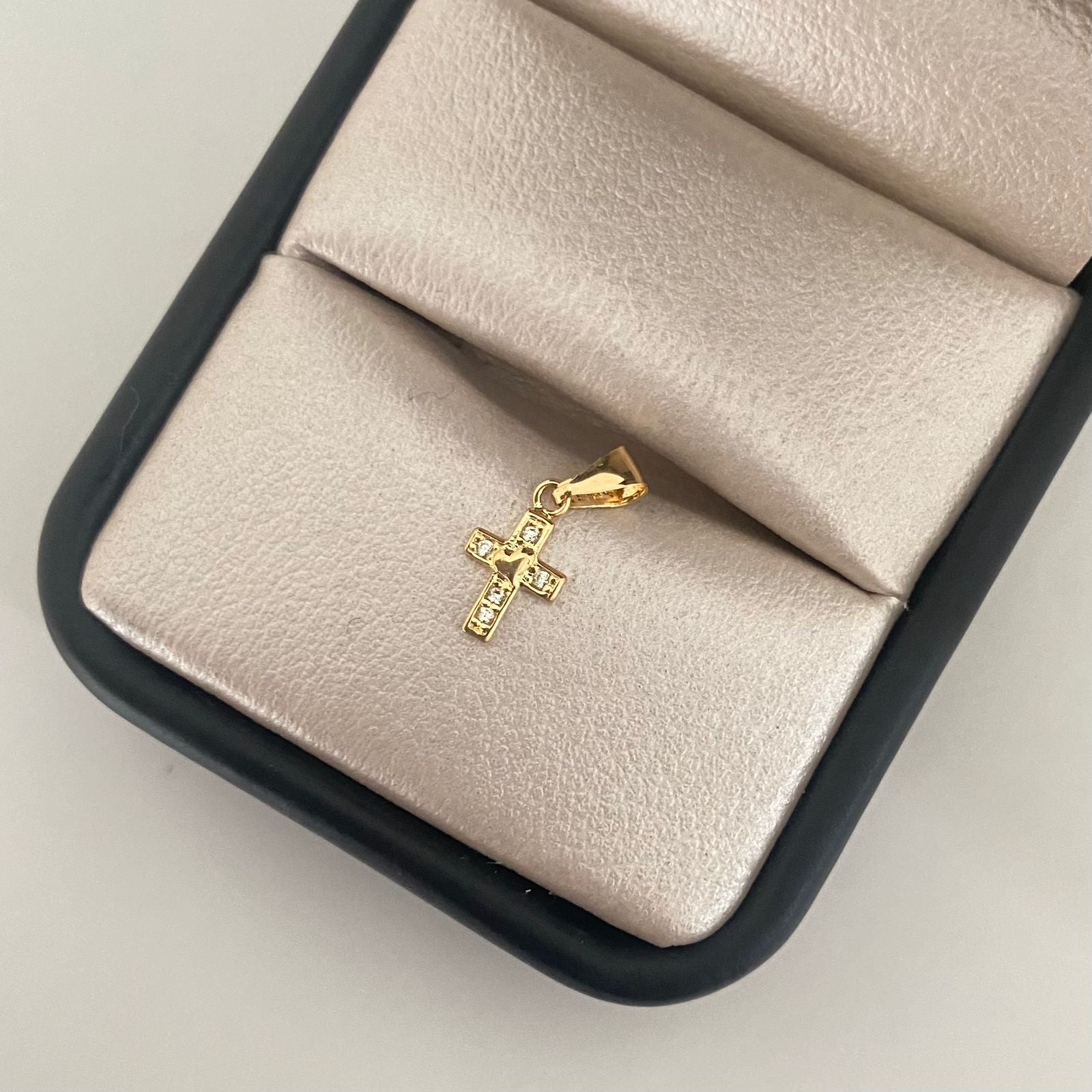 Dije mini cruz casting centro corazon Oro amarillo 18k 0,40 Gr / 1,5 Cm