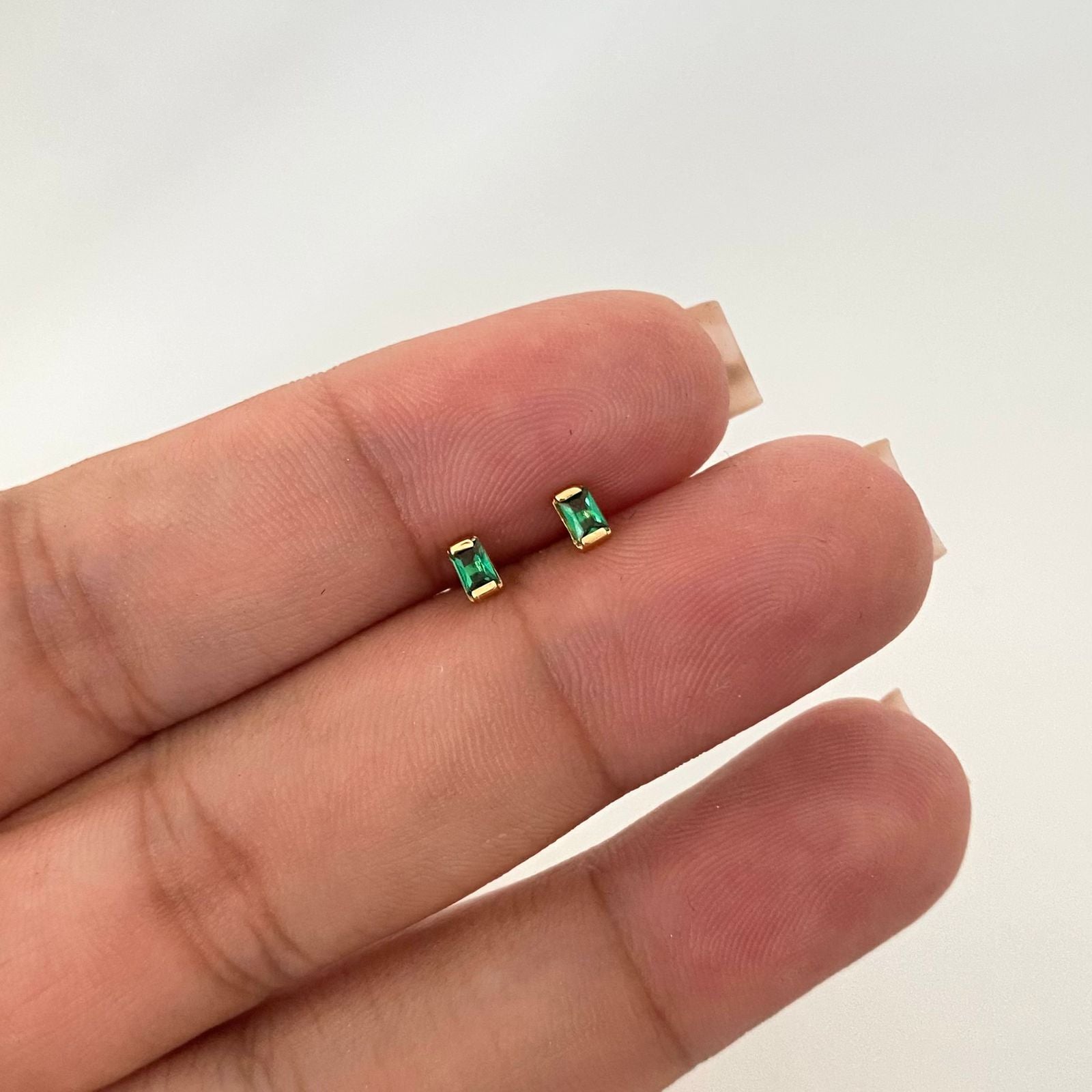 Topos  rectangular  circon verde Oro amarillo 18k 0,6 Gr / 2,5 mm