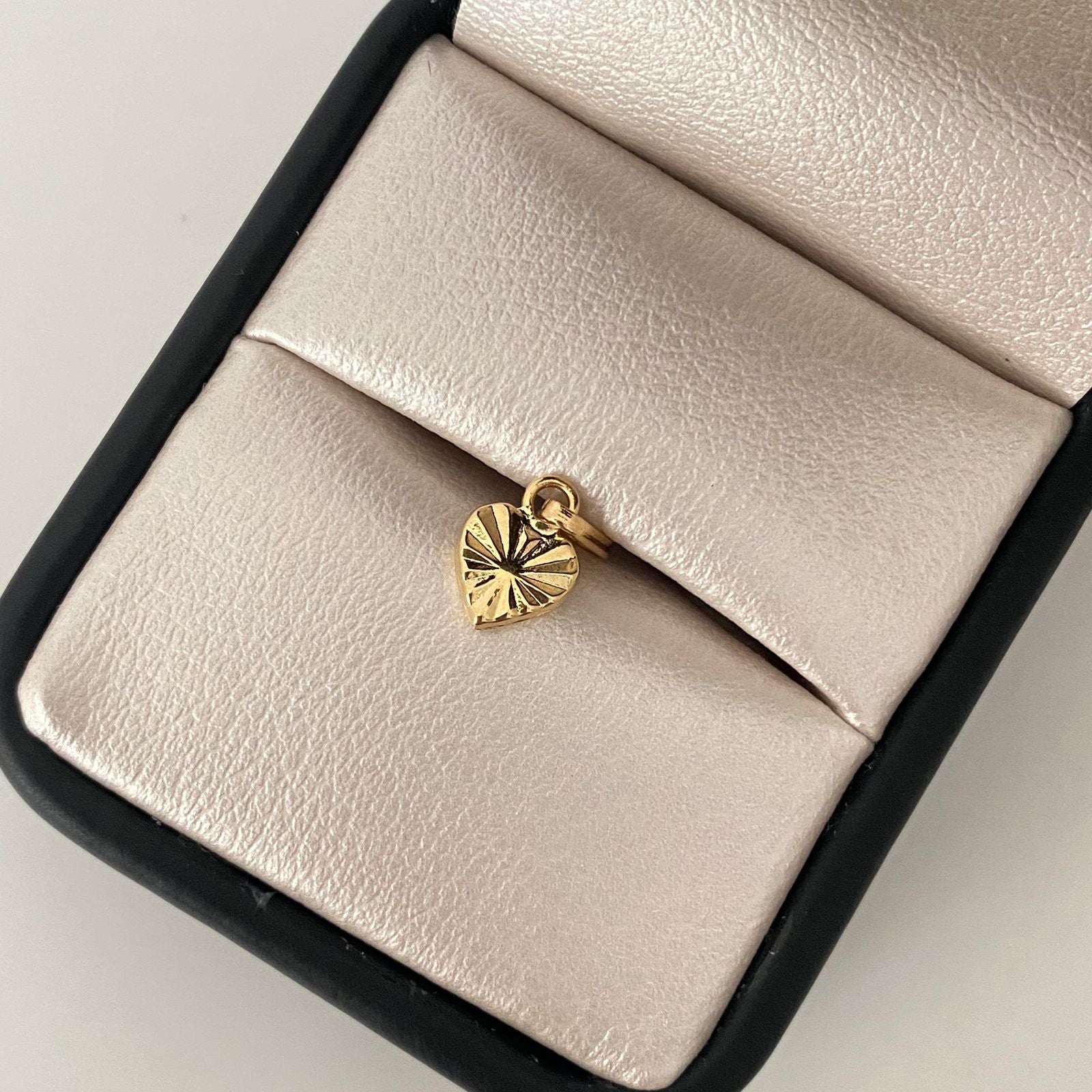 Dije corazon plano diamantado Oro amarillo 18k 0,45 Gr / 1,5 Cm