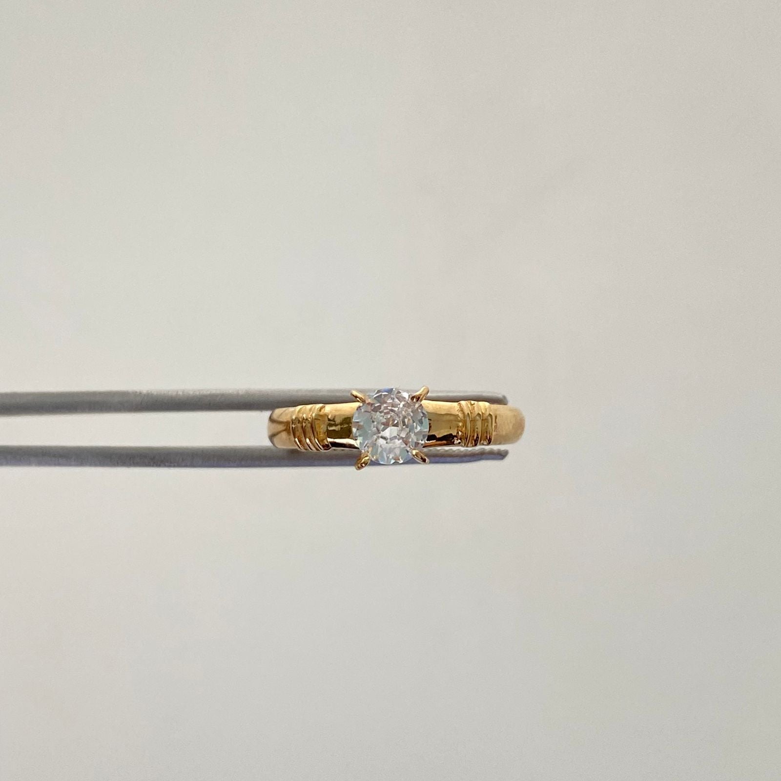 Anillo Solitario Oro amarillo 18k / Talla 6 / 1,75 Gr / 2,8 mm