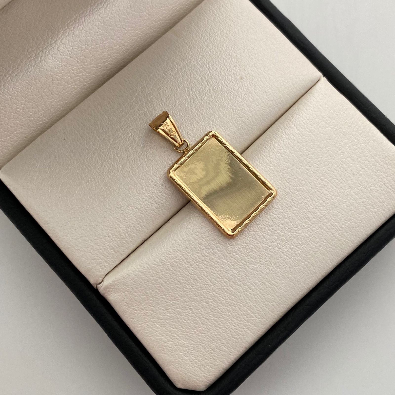 Dije Placa Fotograbado Oro amarillo 18k 1,45 Gr / 13,3 mm / 2,7 Cm