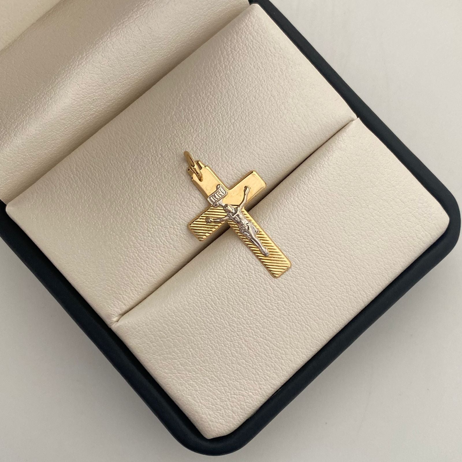 Dije Cruz plana diamantada Oro amarillo y Oro blanco 18k +4 / 1,05 Gr / 34 cm