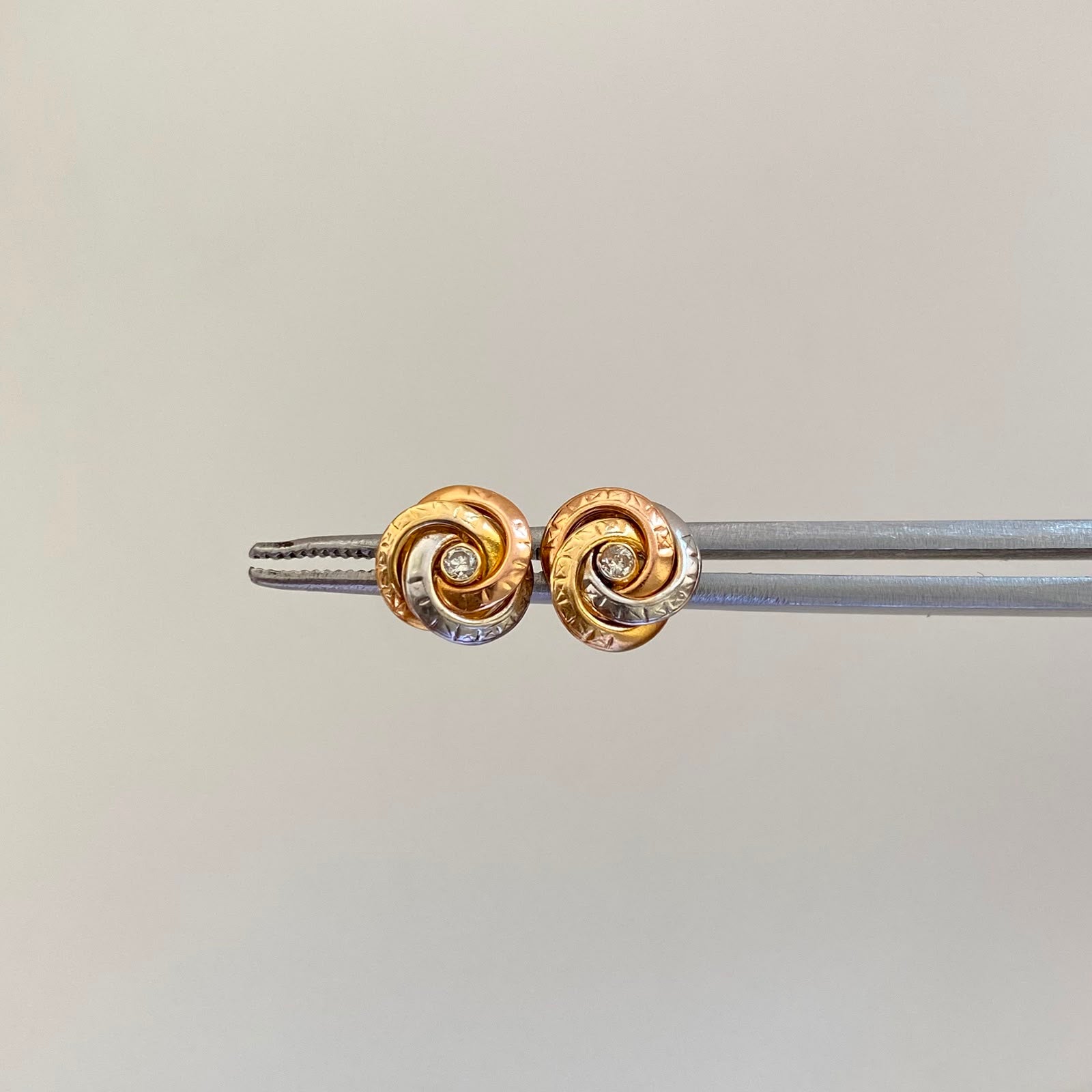 Topos Nudo Circon Blanco Tres oros 18k 0,95 Gr / 8,4 mm