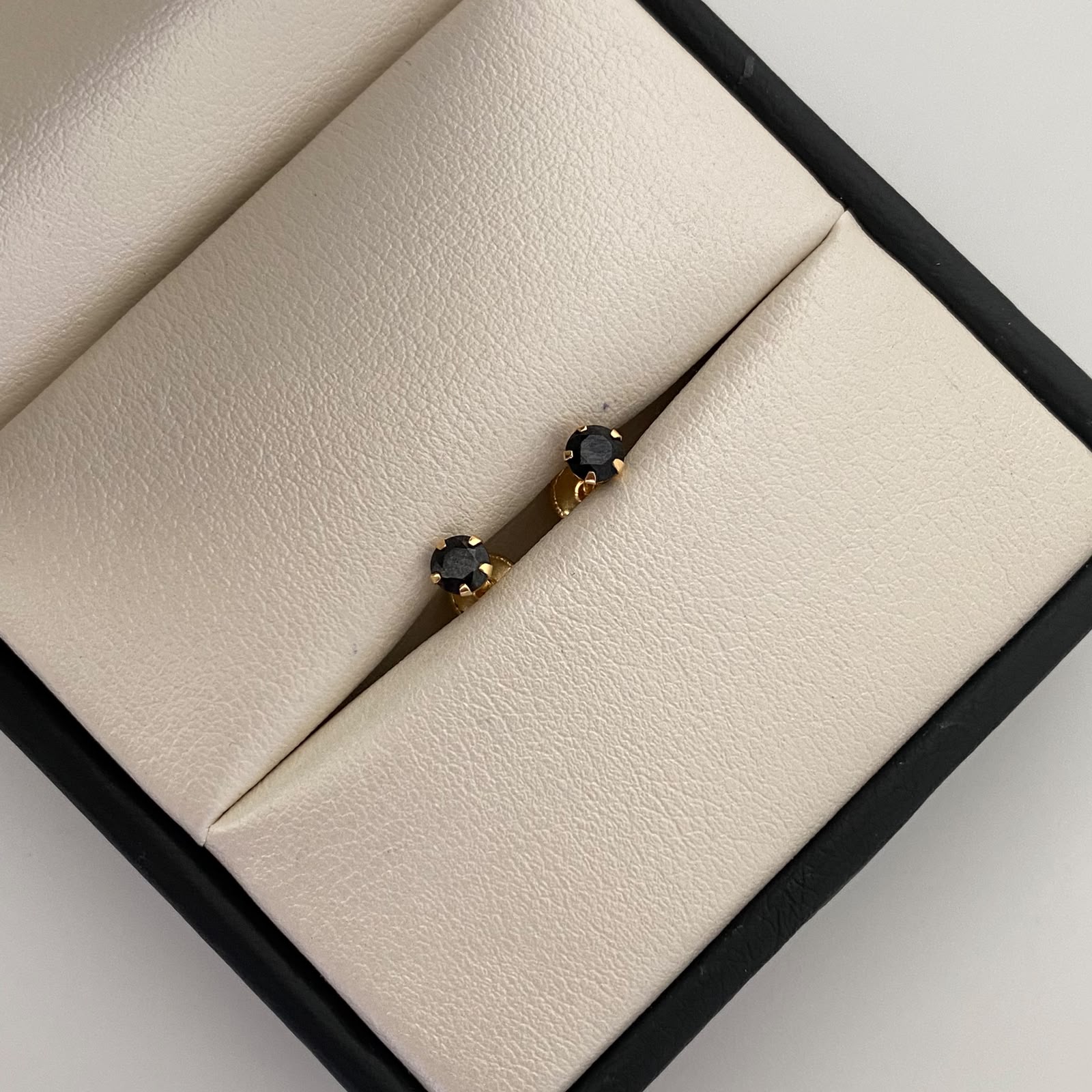 Topos Circon Negro Oro amarillo 18k 0,6 Gr / 4 mm