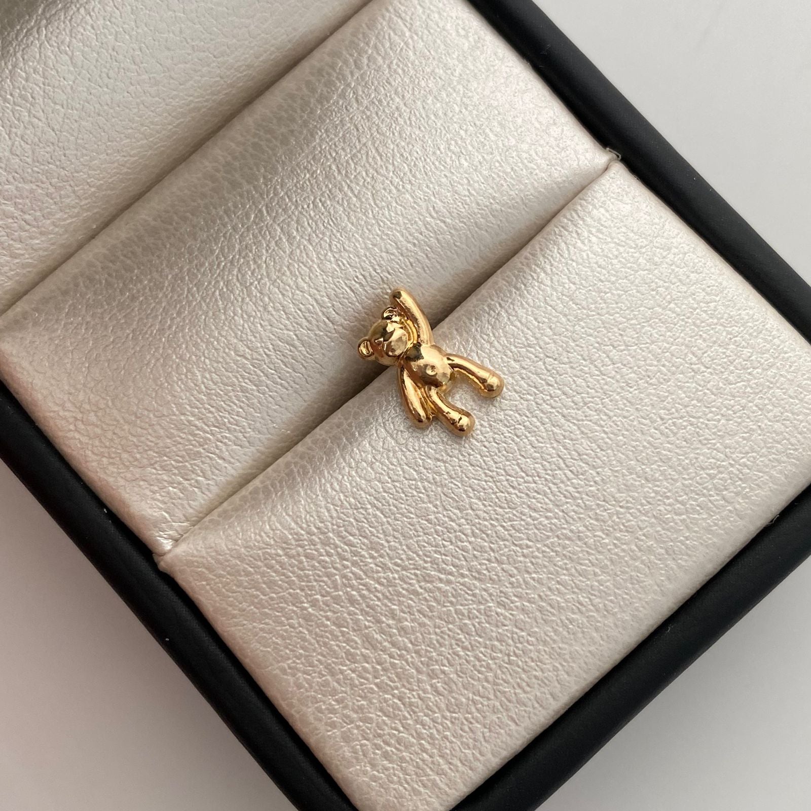Dije Oso Mano Alzada Oro amarillo 18k 0,35 Gr / 6,1 mm / 1 Cm