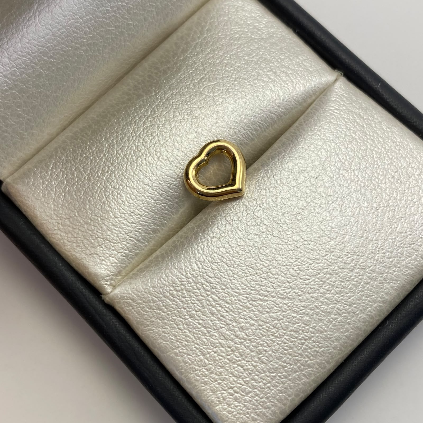 Herraje Corazon silueta pasante Oro amarillo 18k 0,3 Gr / 0,8 Cm