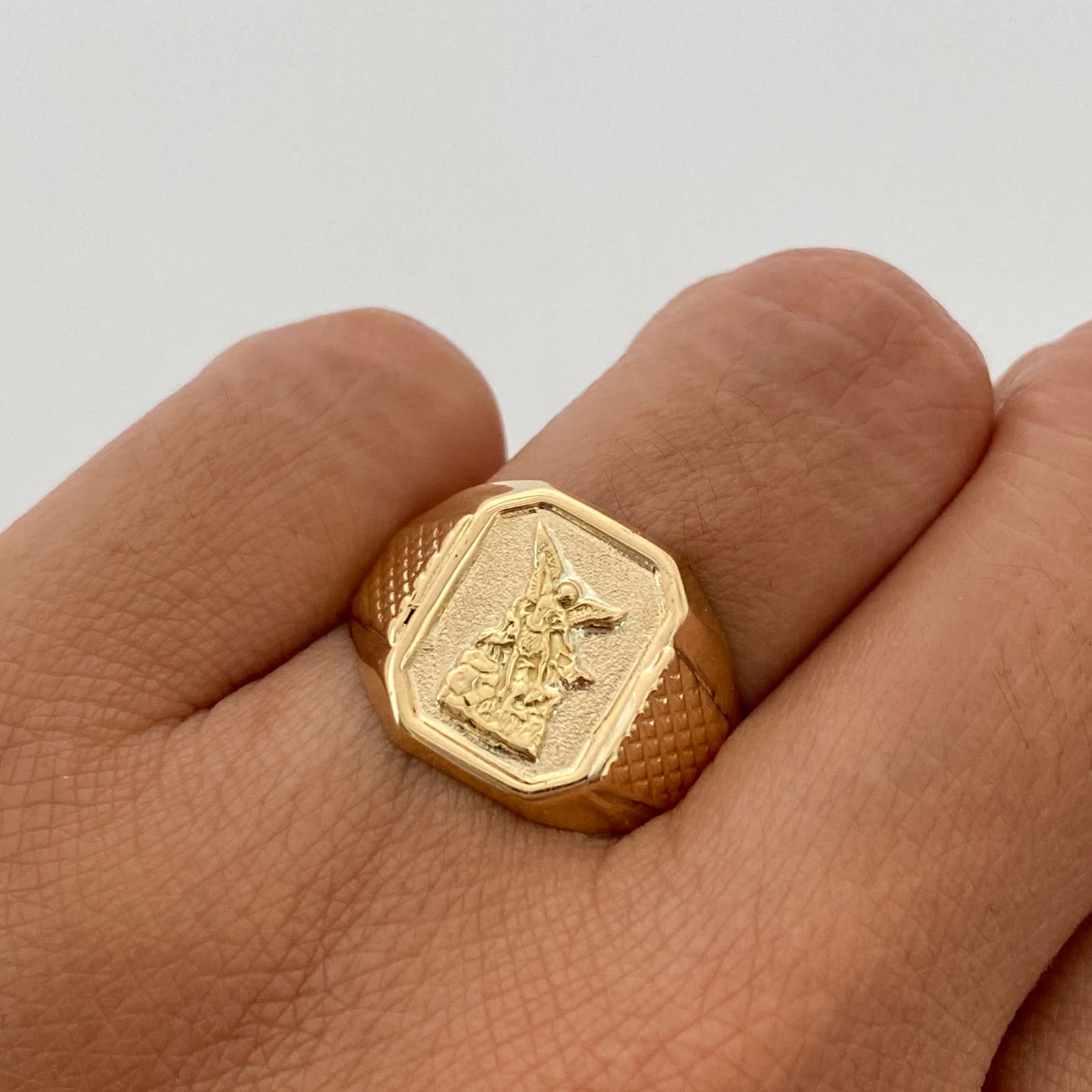 Anillo Troquel San Miguel Arcangel Oro amarillo 18k / Talla 9 1/2 / 3,2 Gr / 4 mm