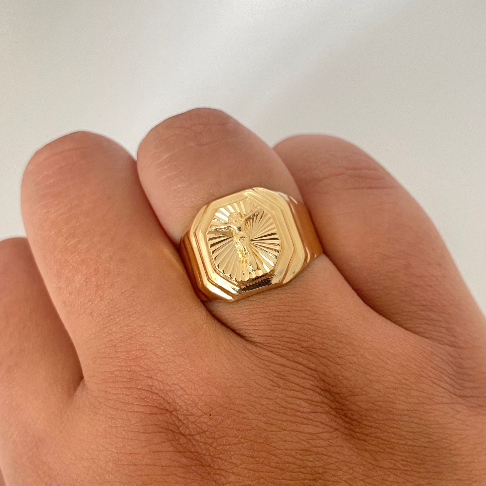Anillo troquel cristo fondo diamantado Oro amarillo 18k / Talla 9 1/2 / 3,25 Gr