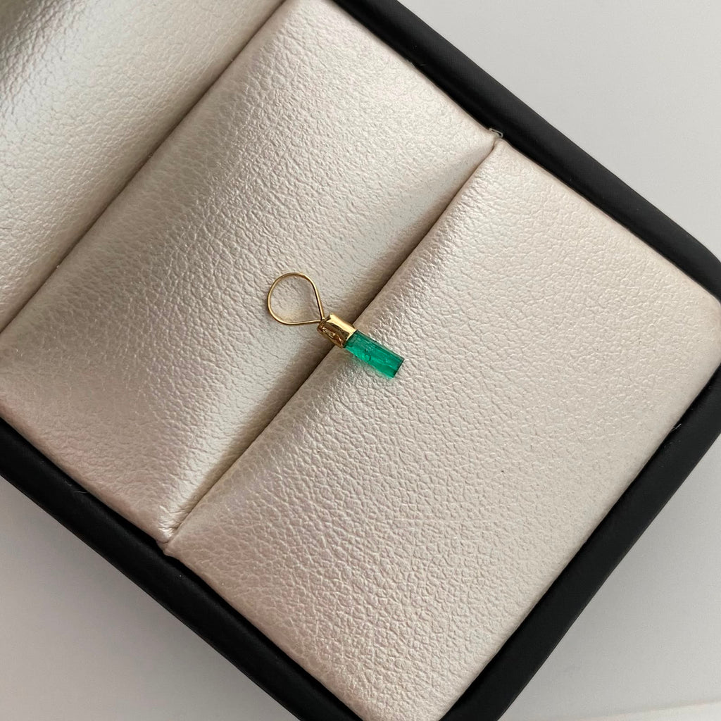 Dije Canutillo Esmeralda Oro amarillo 18k 0,15 Gr / 2 mm / 1,1 Cm
