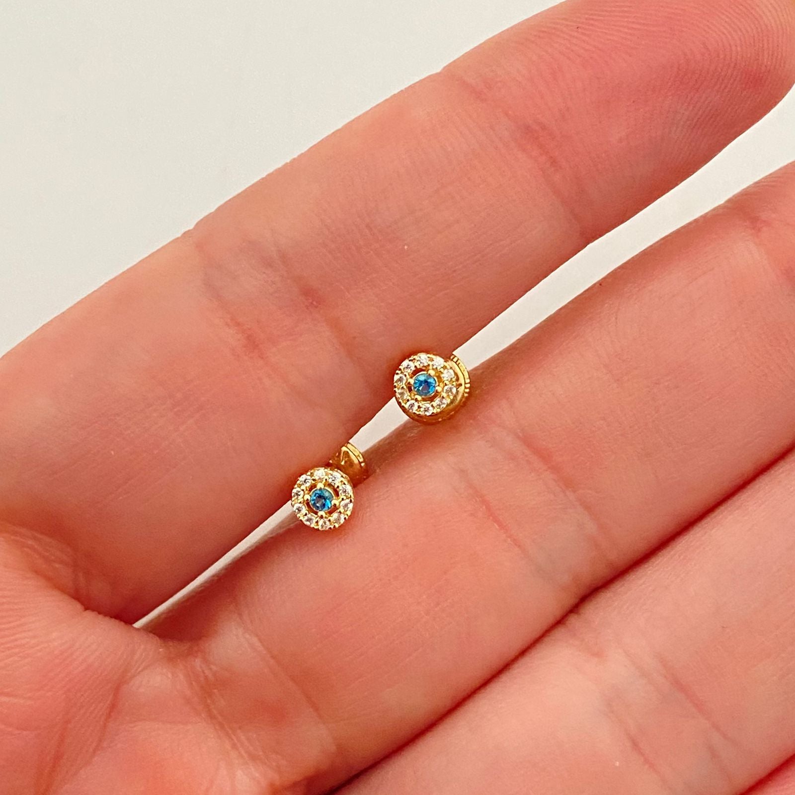 Topos mini fllor con circon azul celeste y blanco  Oro amarillo 18k 0,65 Gr / 4,1 mm