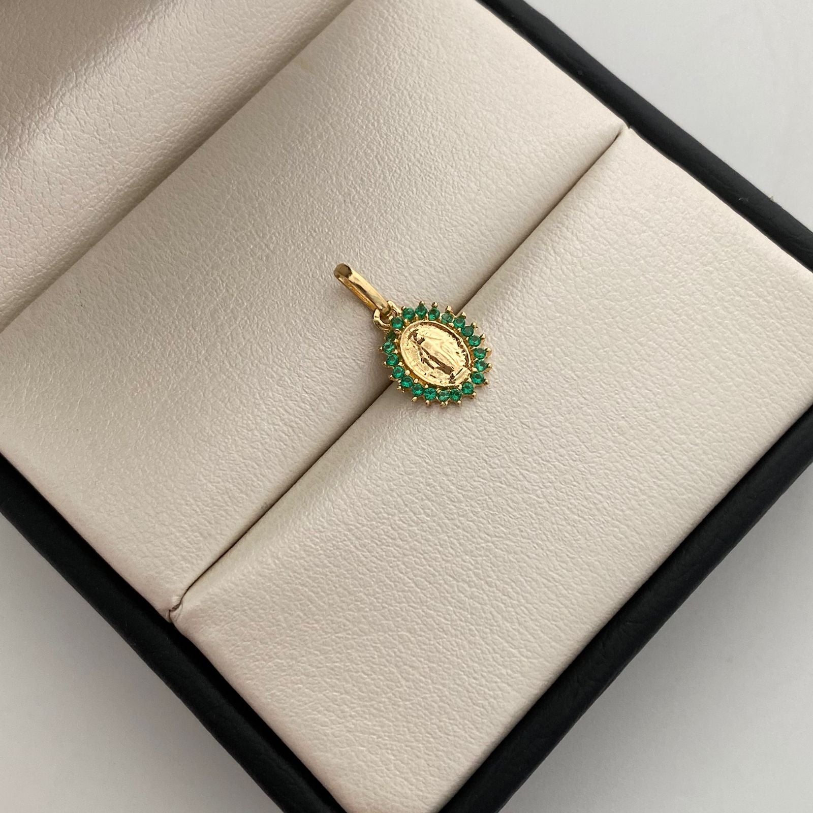 Dije Virgen milagrosa circones verdes Oro amarillo 18k 0,85 Gr / 9,1 mm / 1,52 Cm