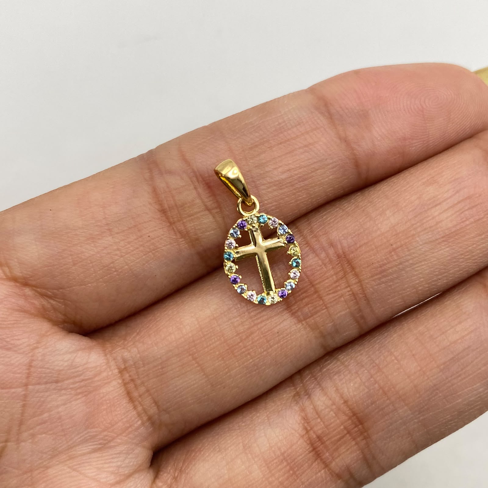 Dije silueta cruz central circones multicolor Oro amarillo 18k 0,7 Gr / 9,35 mm / 2 Cm