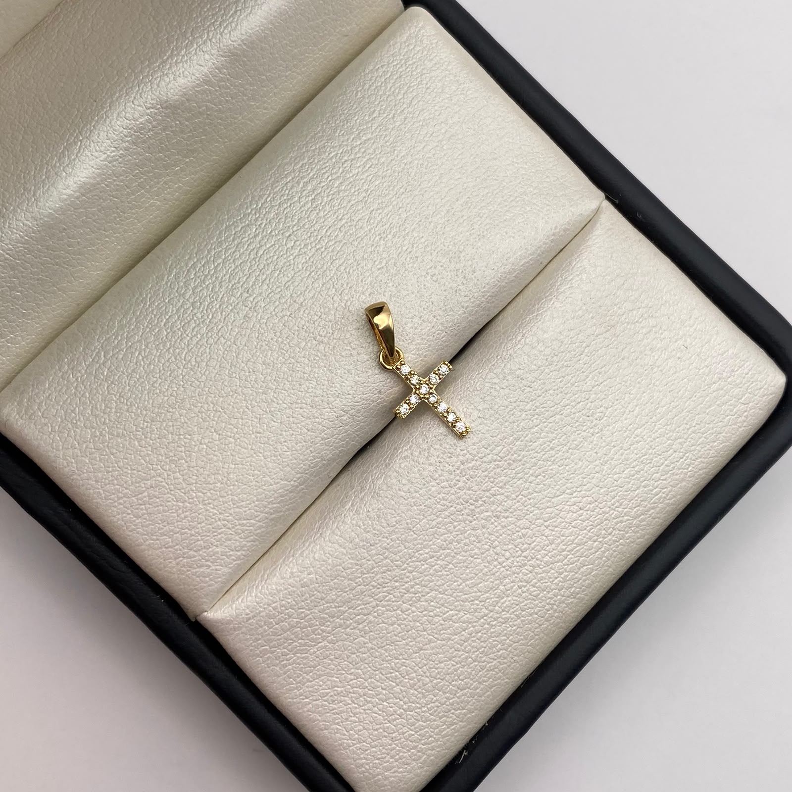 Dije cruz circones blancos Oro amarillo 18k 0,6 Gr / 7,76 mm / 1,5 Cm