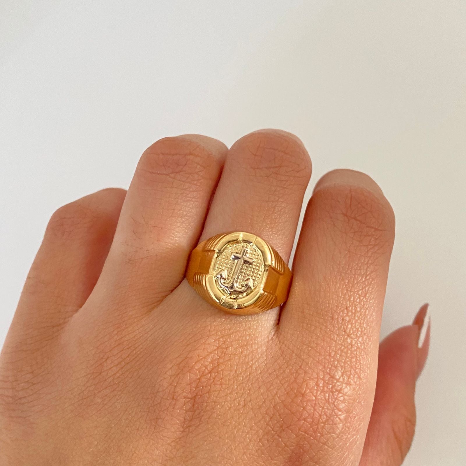 Anillo ovalado troquel grabado ancla  Oro amarillo y Oro blanco 18k / Talla 11 / 3,75 Gr
