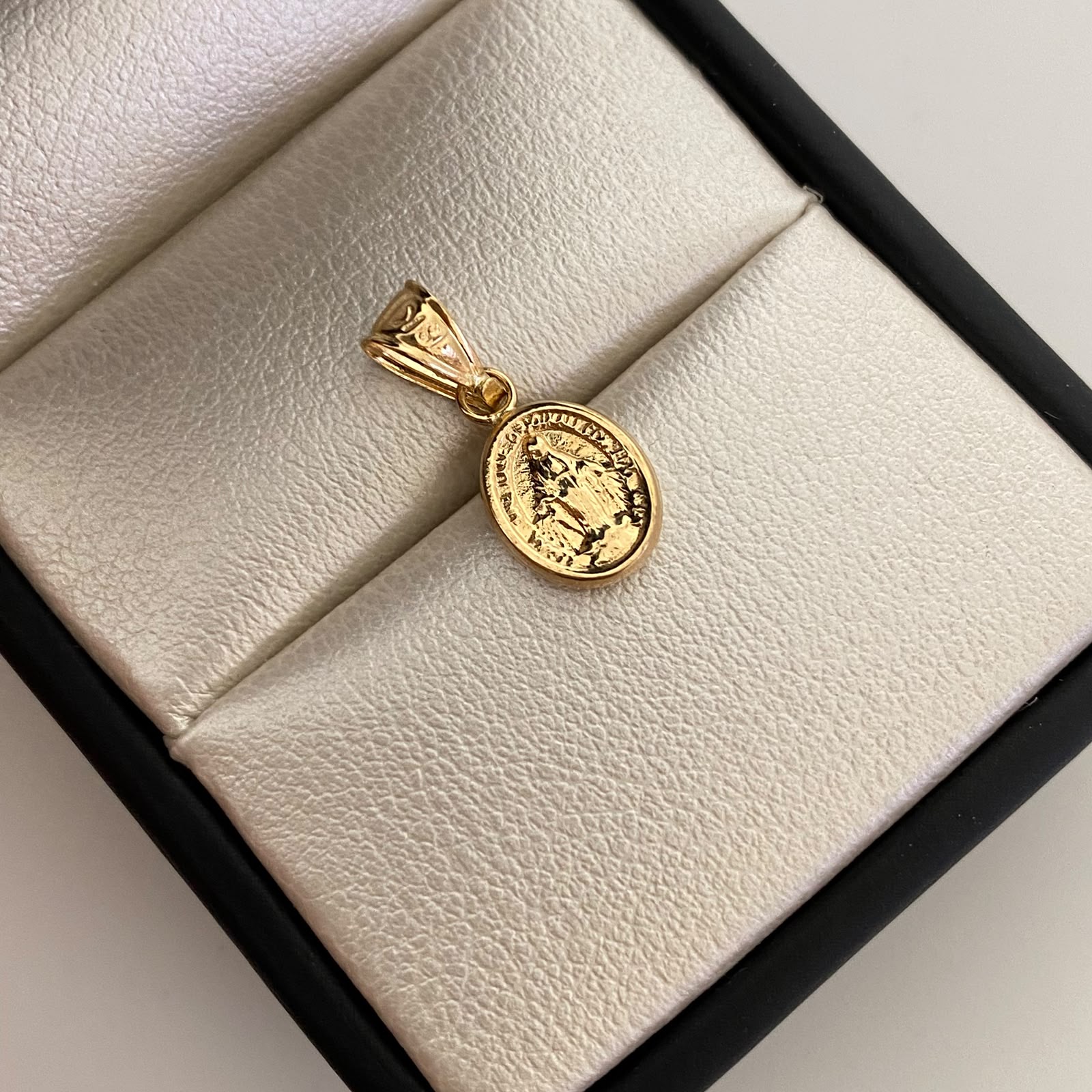 Dije Virgen Milagrosa Oro amarillo 18k 0,6 Gr / 8,4 mm / 2 Cm