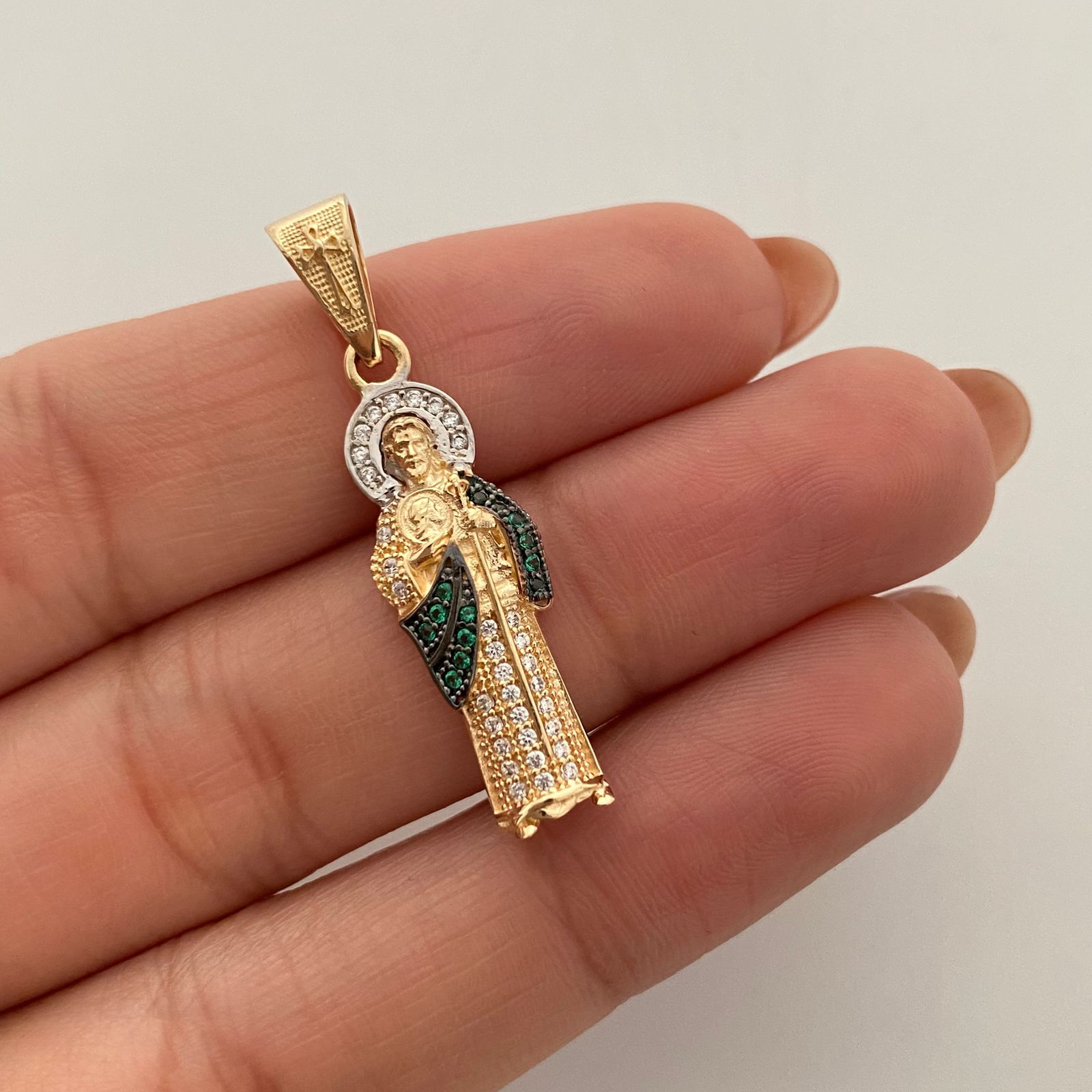 Dije san judas con circones verdes y blancos  Oro amarillo 18k 3 Gr / 9,3 mm / 3,5 Cm