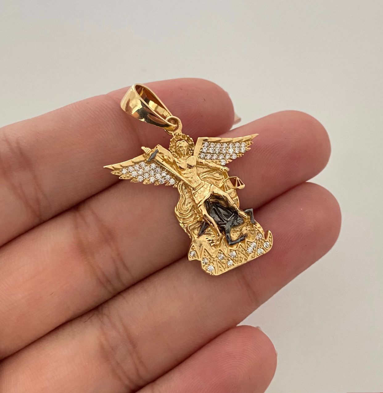 Dije san miguel arcangel alas casting Oro amarillo 18k 7,45 Gr / 3,8 Cm