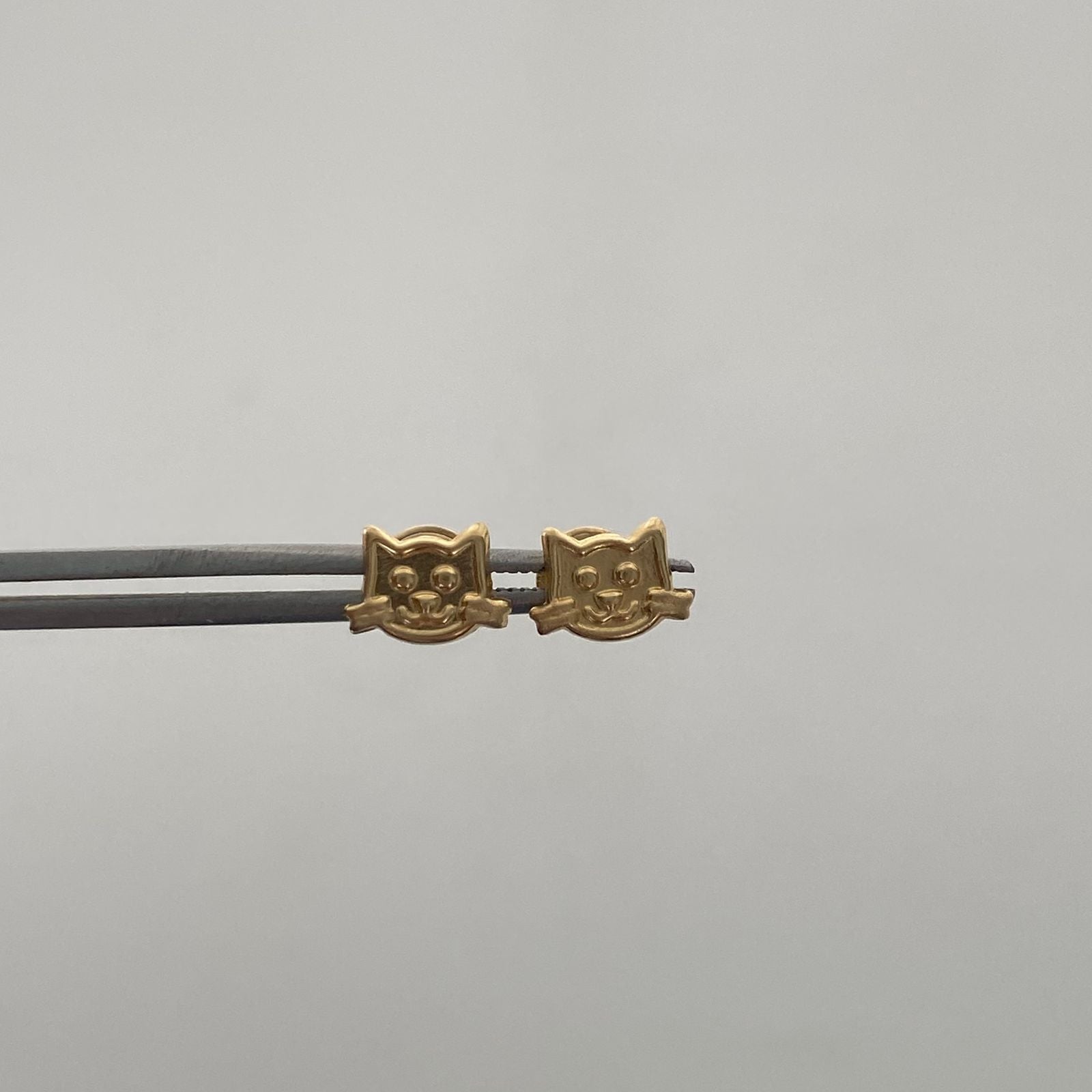 Topos Gato silueta Oro amarillo 18k 0,65 Gr / 8,2 mm