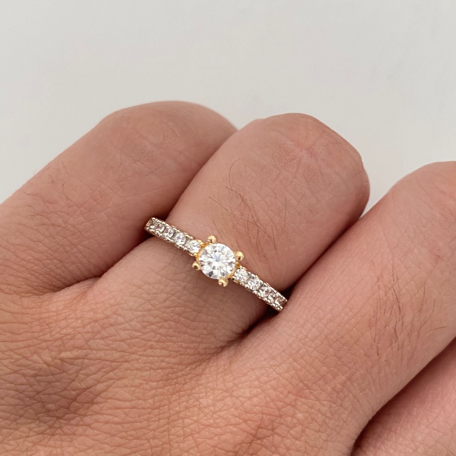 Anillo Solitario Oro amarillo 18k / Talla 7 / 2,8 Gr / 2,3 mm
