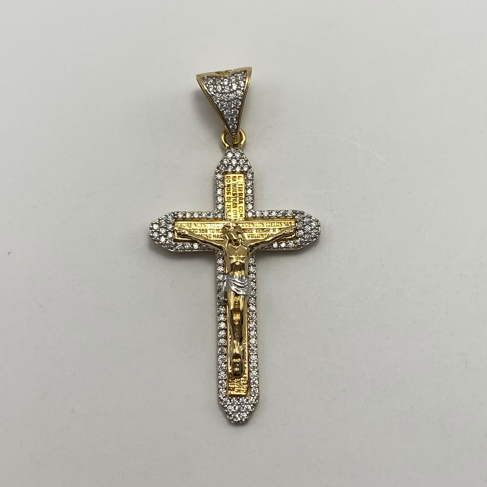 Dije Cruz circones blancos Oro amarillo y Oro blanco 18k 6,6 Gr / 25,4 mm / 5,3 Cm