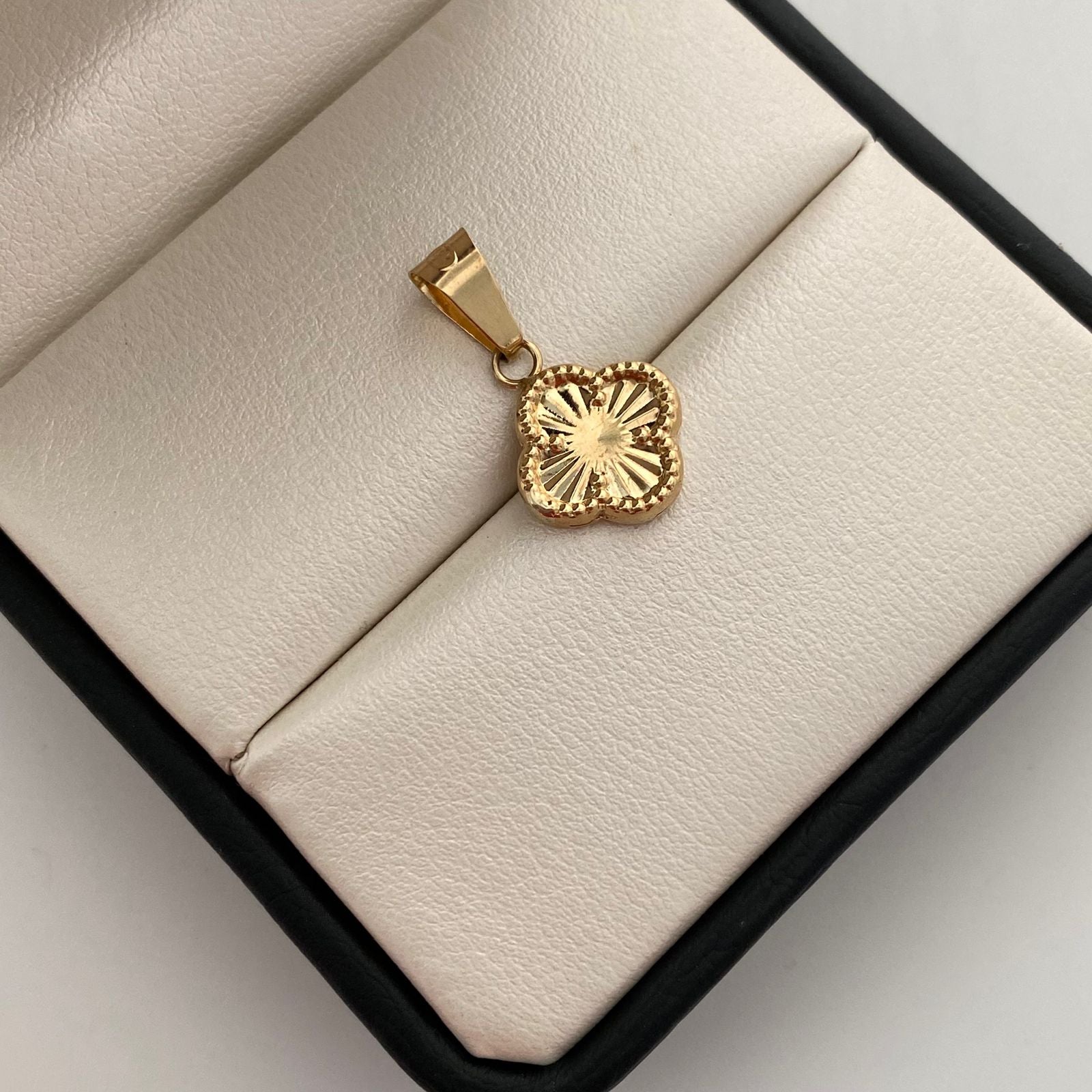 Dije Trebol Diamantado Oro amarillo 18k 0,9 Gr / 11,6 mm / 2,2 Cm