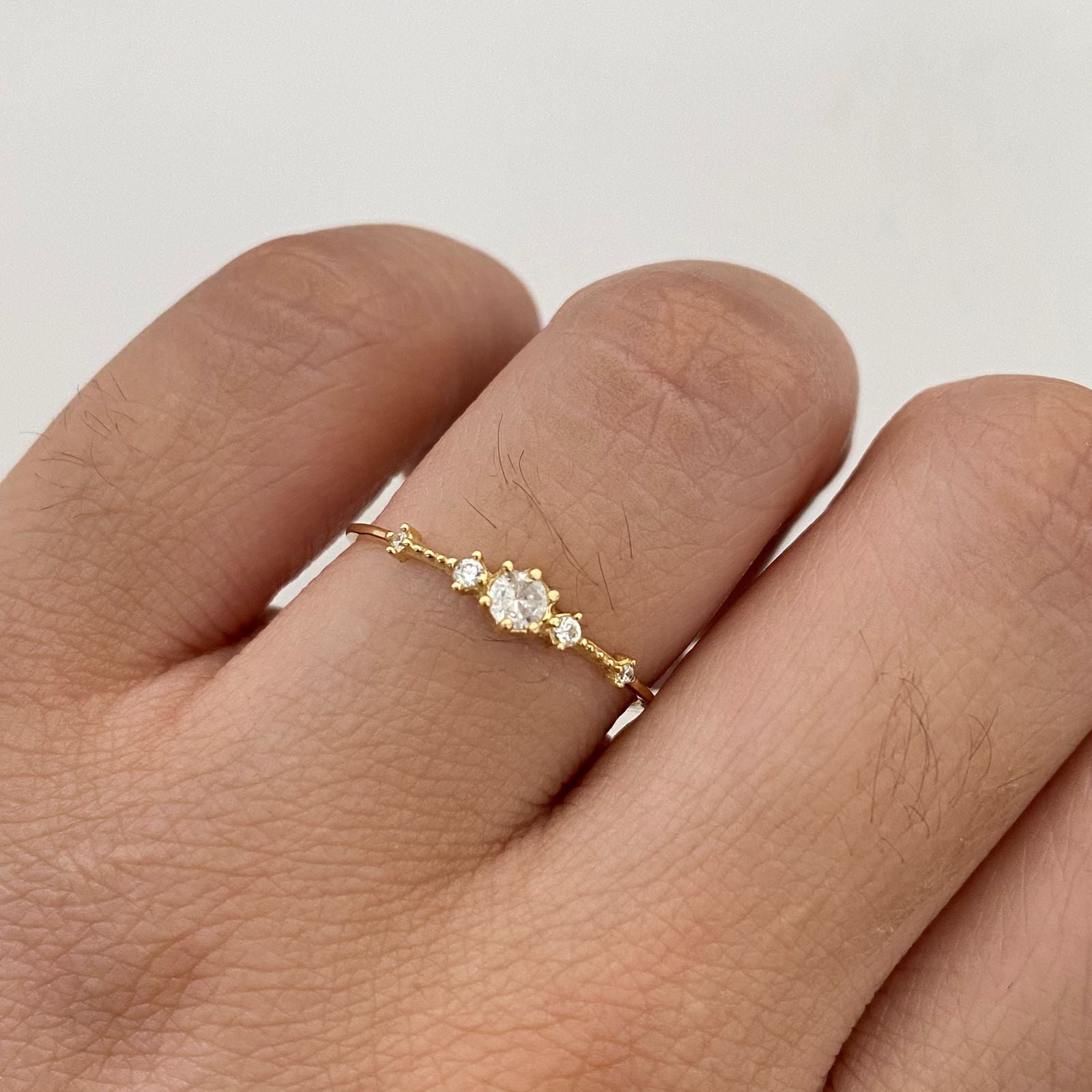 Anillo Solitario Oro amarillo 18k / Talla 8 1/4 / 0,8 Gr / 0,9 mm