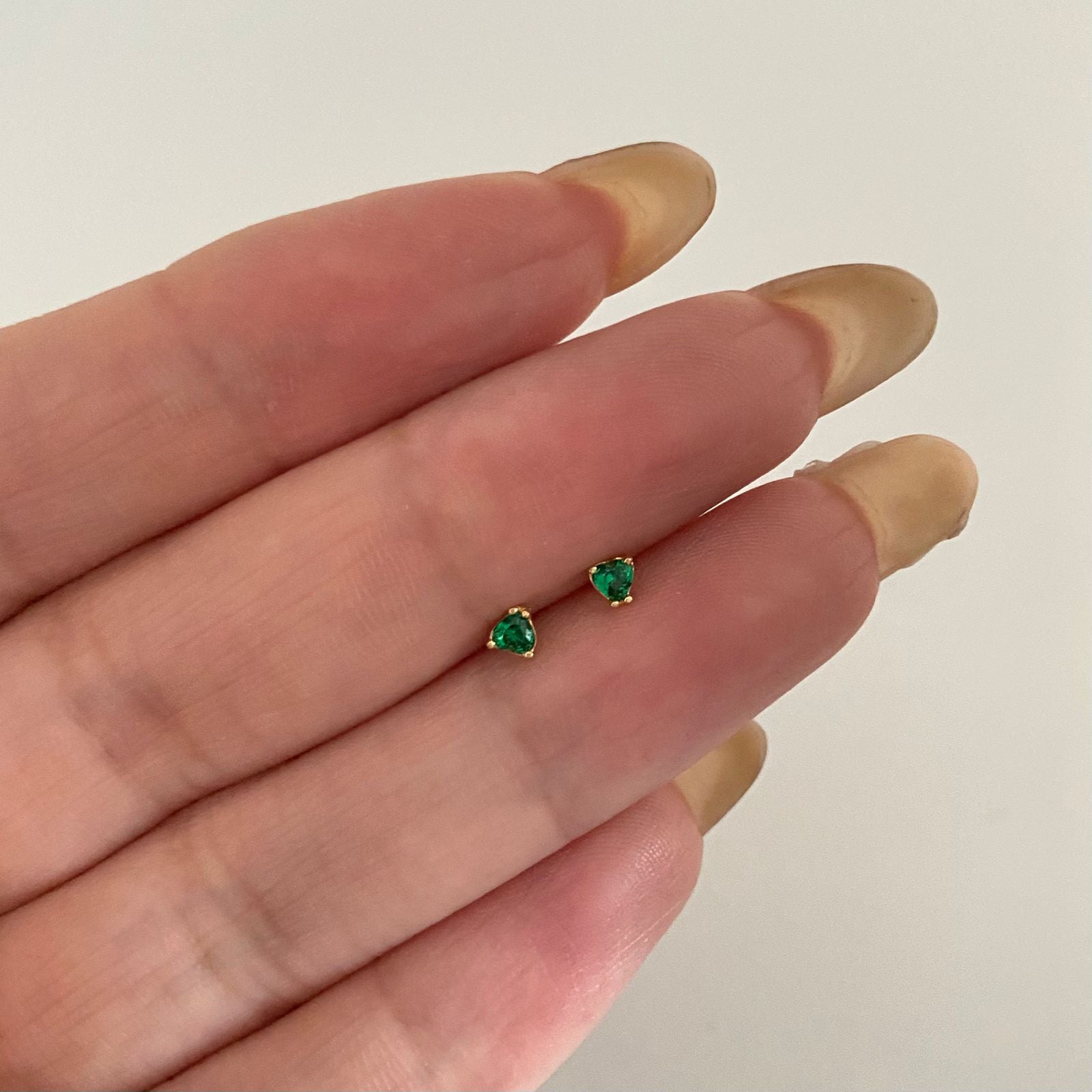 Topos mini circon verde en forma de corazón Oro amarillo 18k 0,5 Gr / 3,0 mm