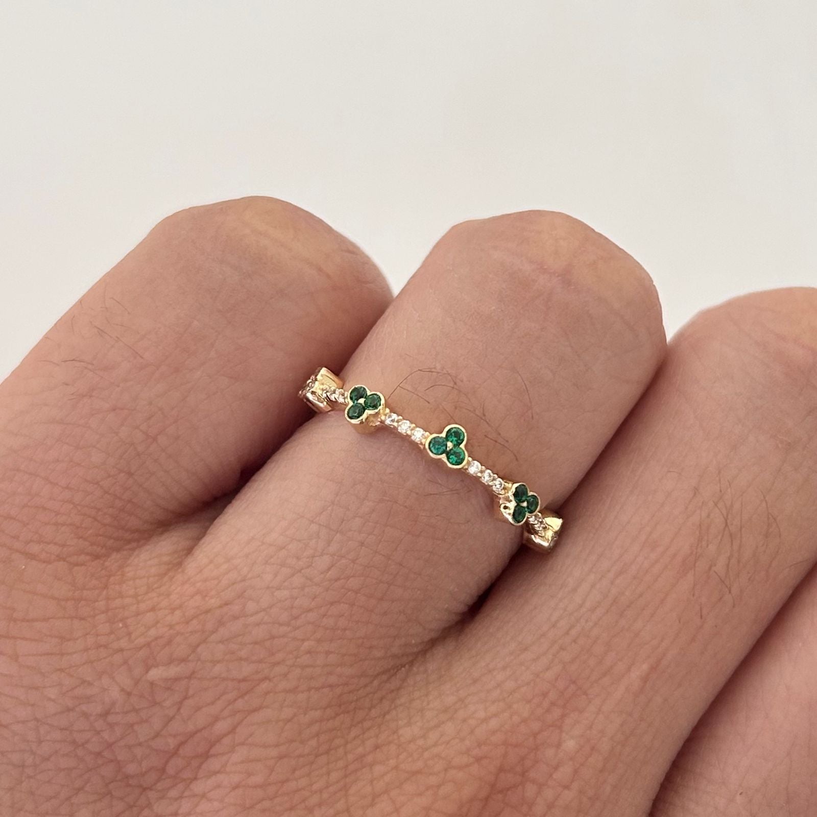 Anillo Circones verdes y blancos trebol Oro amarillo 18k / Talla 6 1/2 / 1,35 Gr / 1,2 mm
