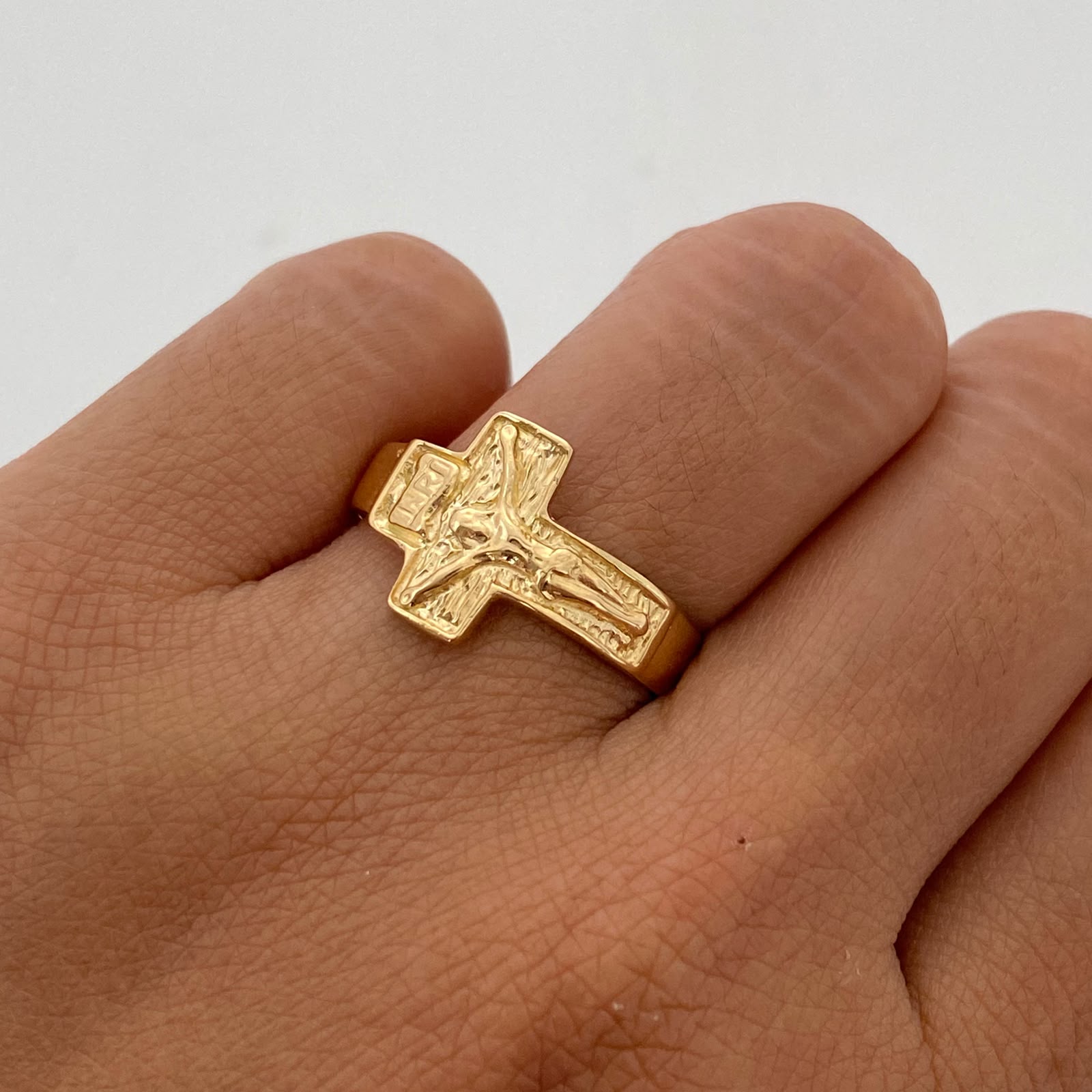 Anillo Cruz Cristo Oro amarillo 18k / Talla 9 1/2 / 3,35 Gr / 3,8 mm