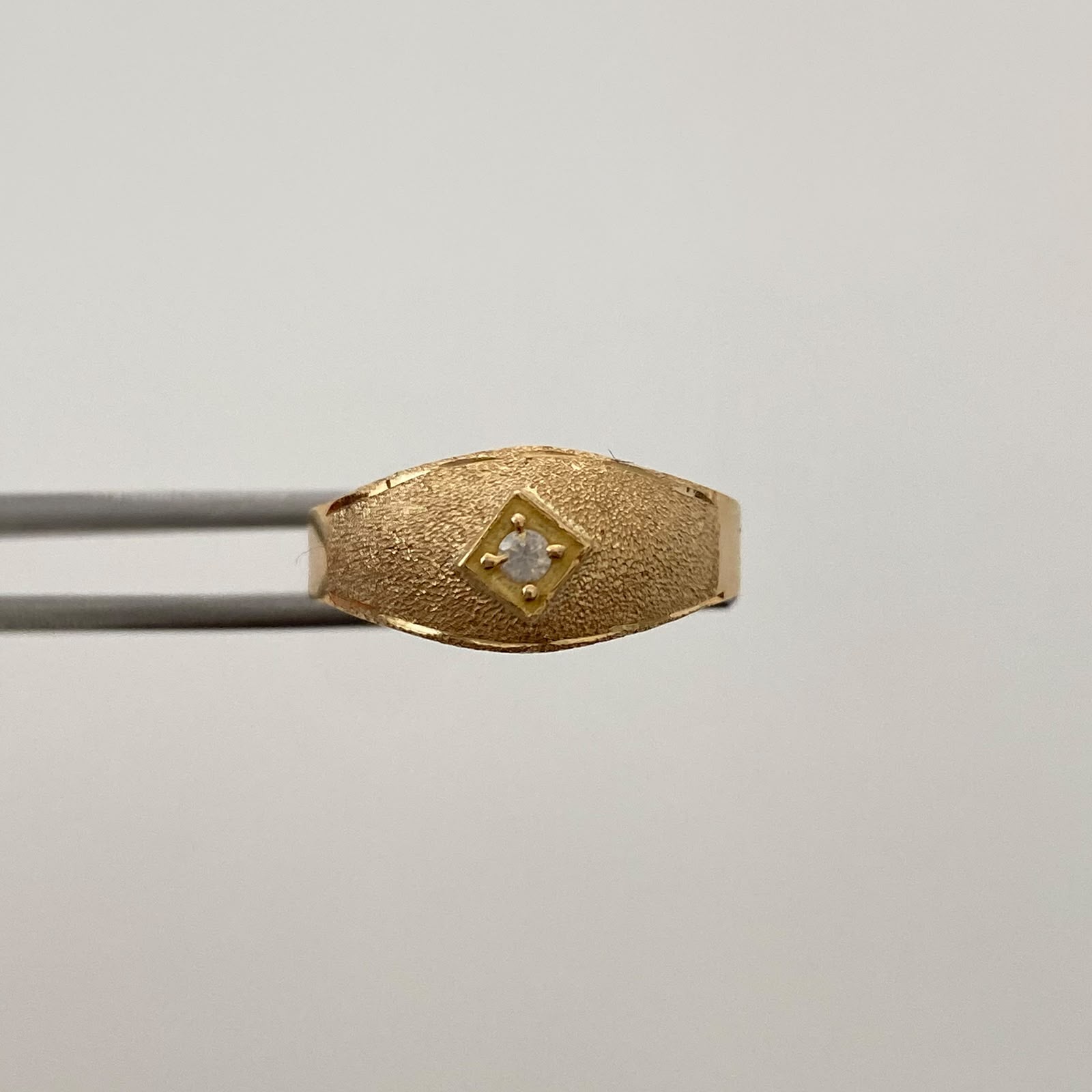 Anillo Troquel Circon Blanco Oro amarillo 18k / Talla 7 / 1,55 Gr / 3,3 mm