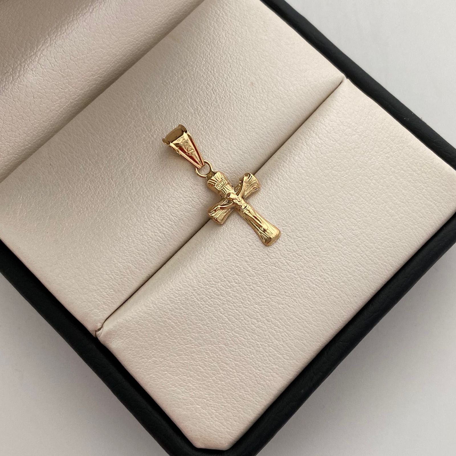 Dije Cruz Cristo Oro amarillo 18k 0,55 Gr / 10,3 mm / 2,4 Cm