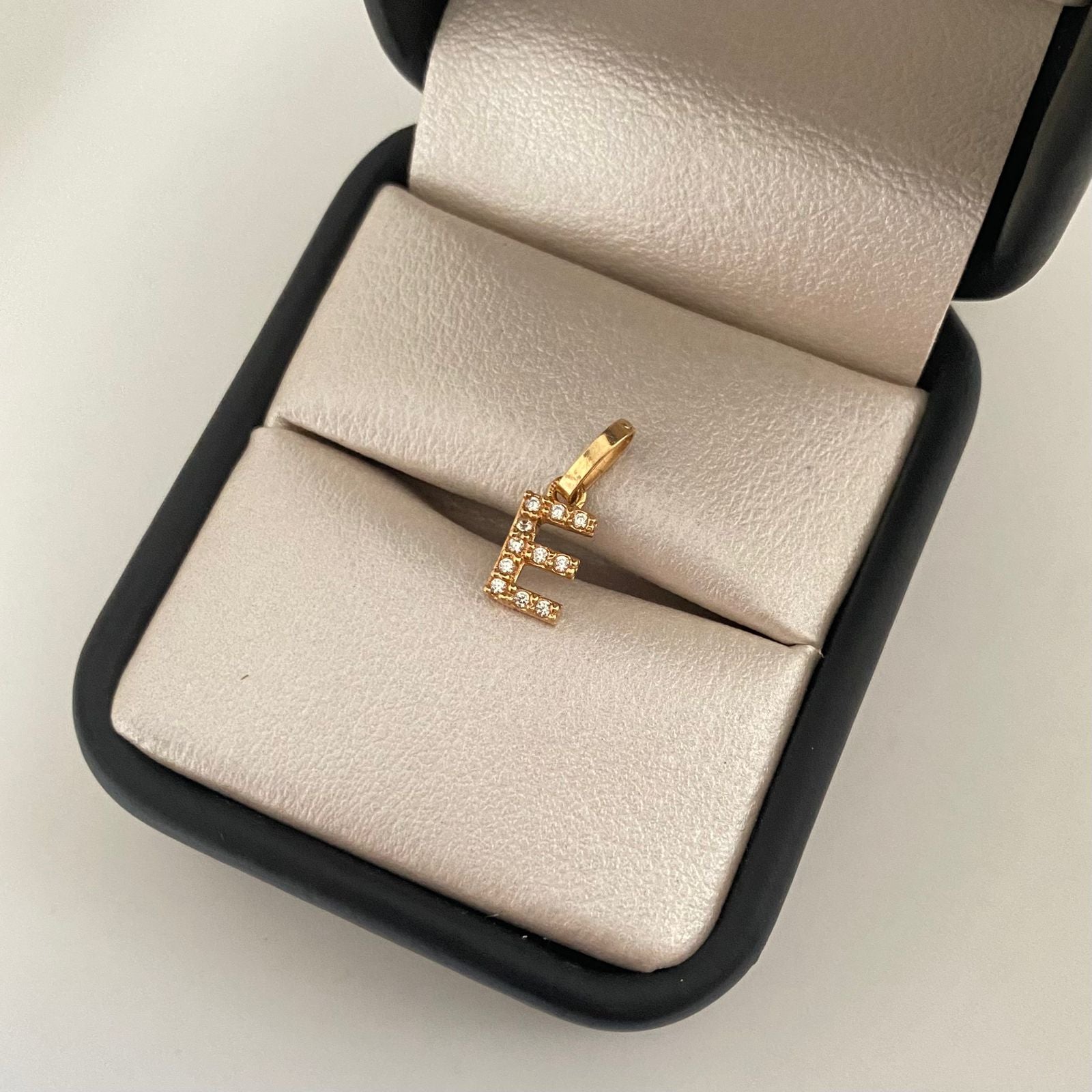 Dije letra E casting Oro amarillo 18k 0,5 Gr / 1,5 Cm