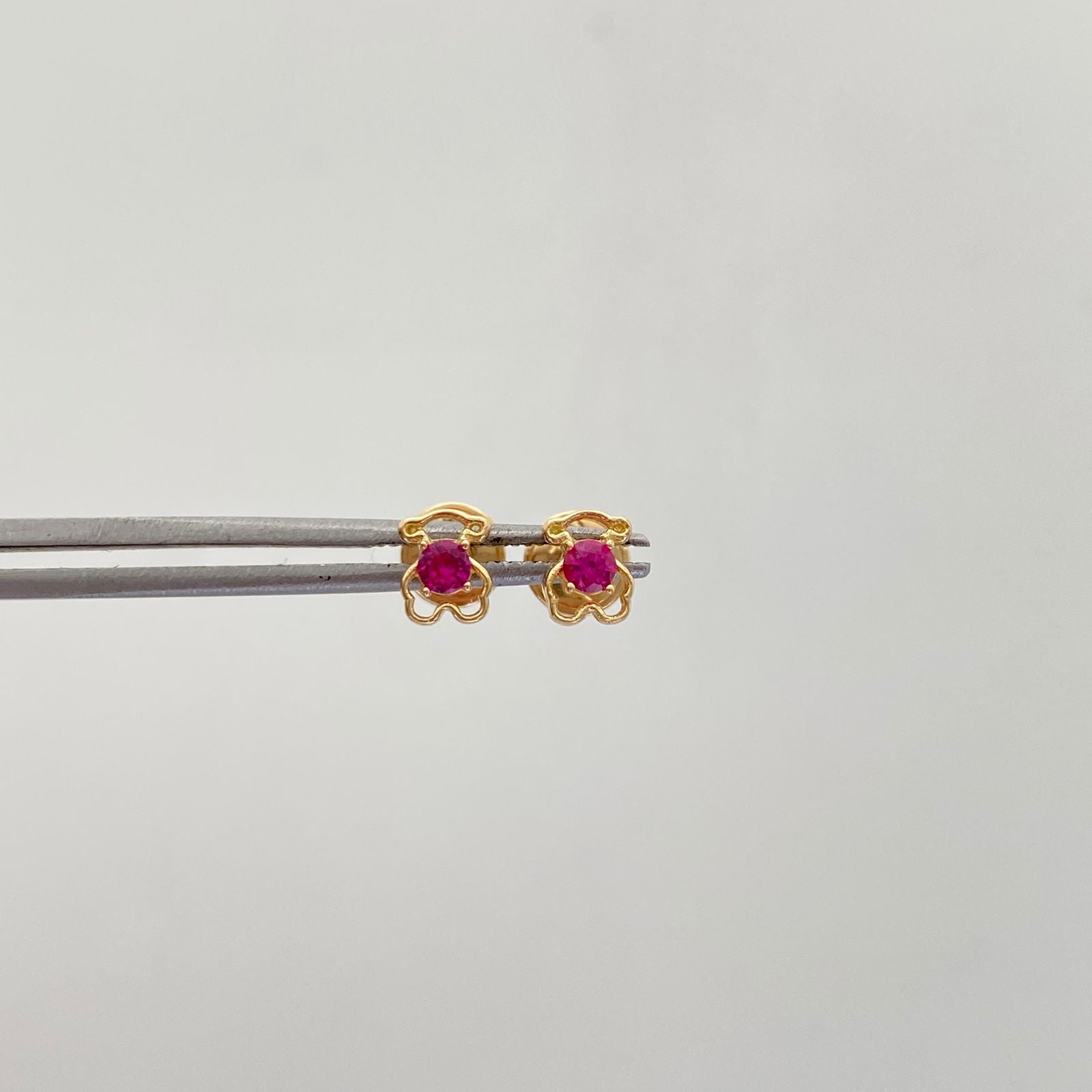 Topos silueta oso con circon rosado  Oro amarillo 18k 0,75 Gr / 4,3 mm