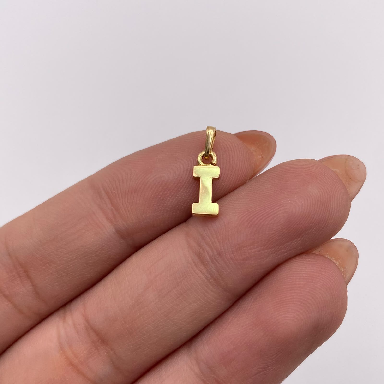 Dije letra I Oro amarillo 18k 0,5 Gr / 4,2 mm / 1,3 Cm