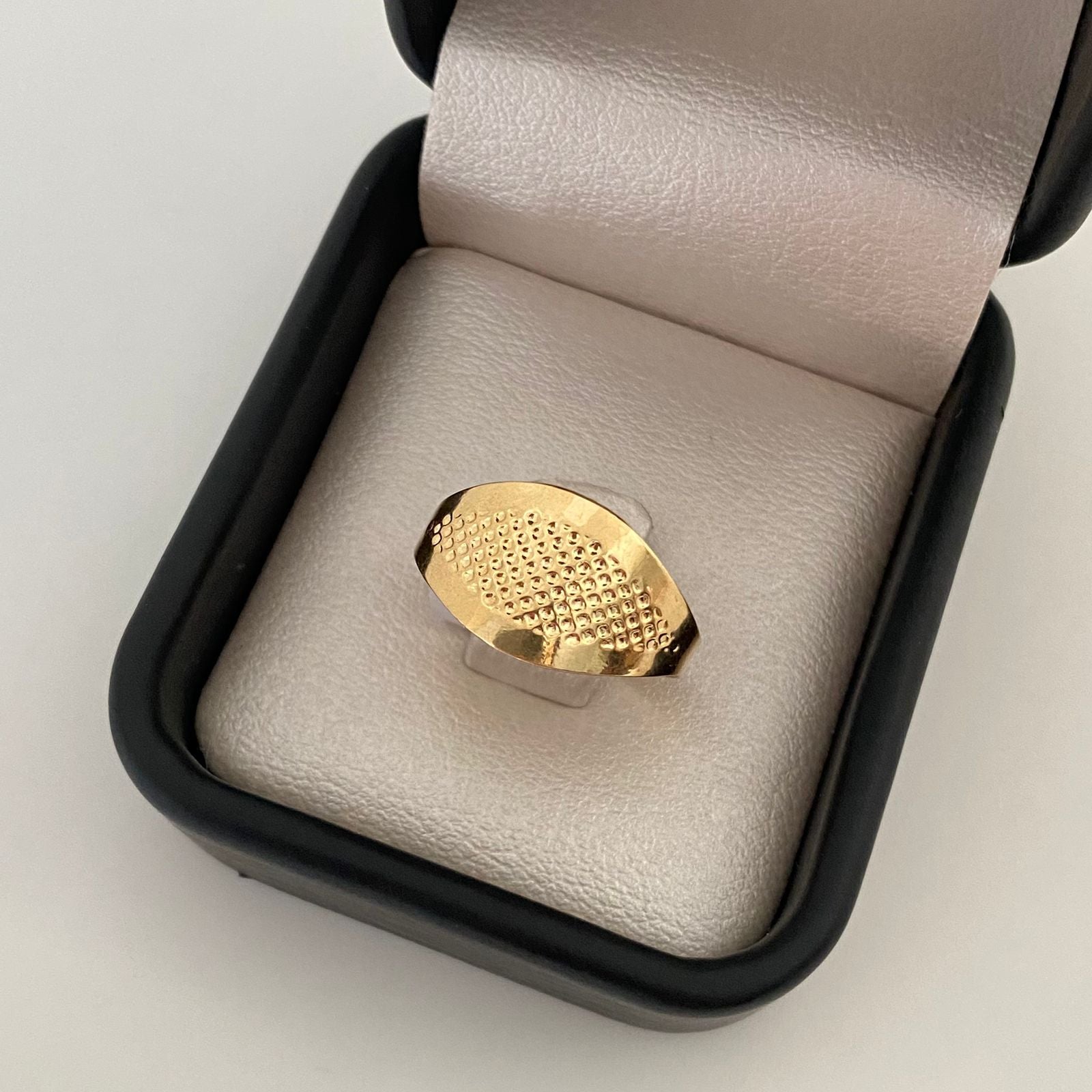 Anillo troquel grabado puntos Oro amarillo 18k / Talla 8 / 1,5 Gr