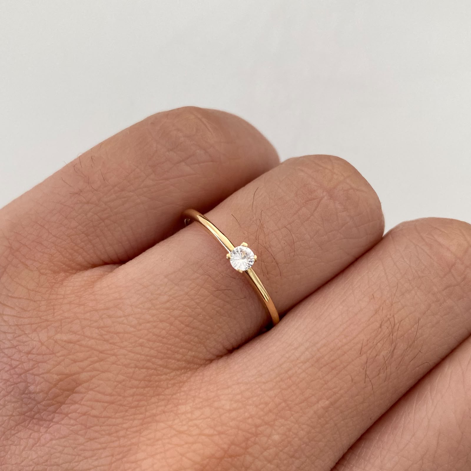 Anillo Solitario Oro amarillo 18k / Talla 7 1/2 / 1,05 Gr / 1,2 mm
