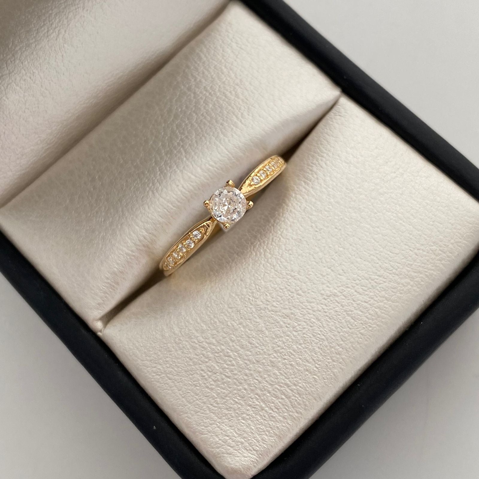 Anillo Solitario Oro amarillo 18k / Talla 7 1/4 / 1,55 Gr / 1,6 mm