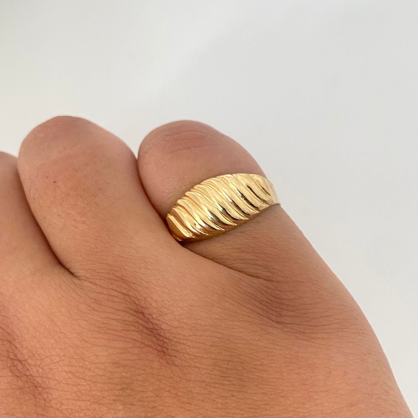 Anillo troquel grabado lineas Oro amarillo 18k / Talla 8 / 1,75 Gr