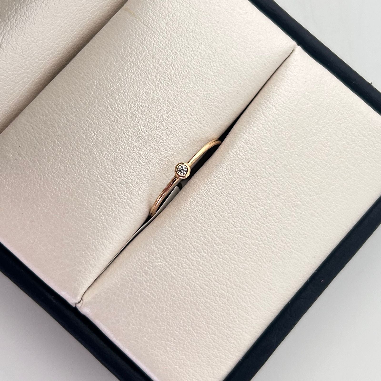 Anillo Solitario Oro amarillo 18k / Talla 7 / 0,7 Gr / 0,9 mm