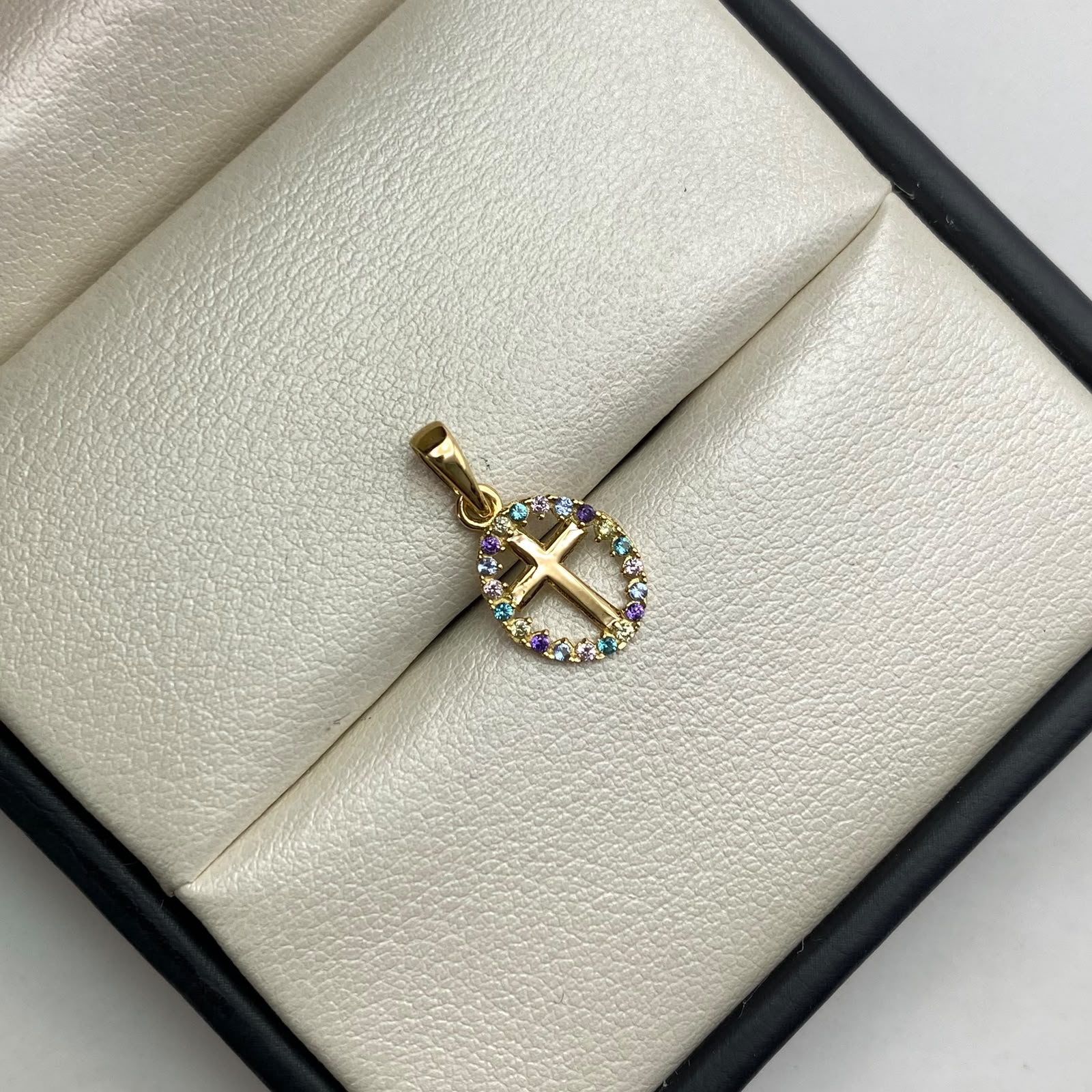Dije  silueta cruz central circones multicolor Oro amarillo 18k 0,75 Gr / 9,35 mm / 2 Cm