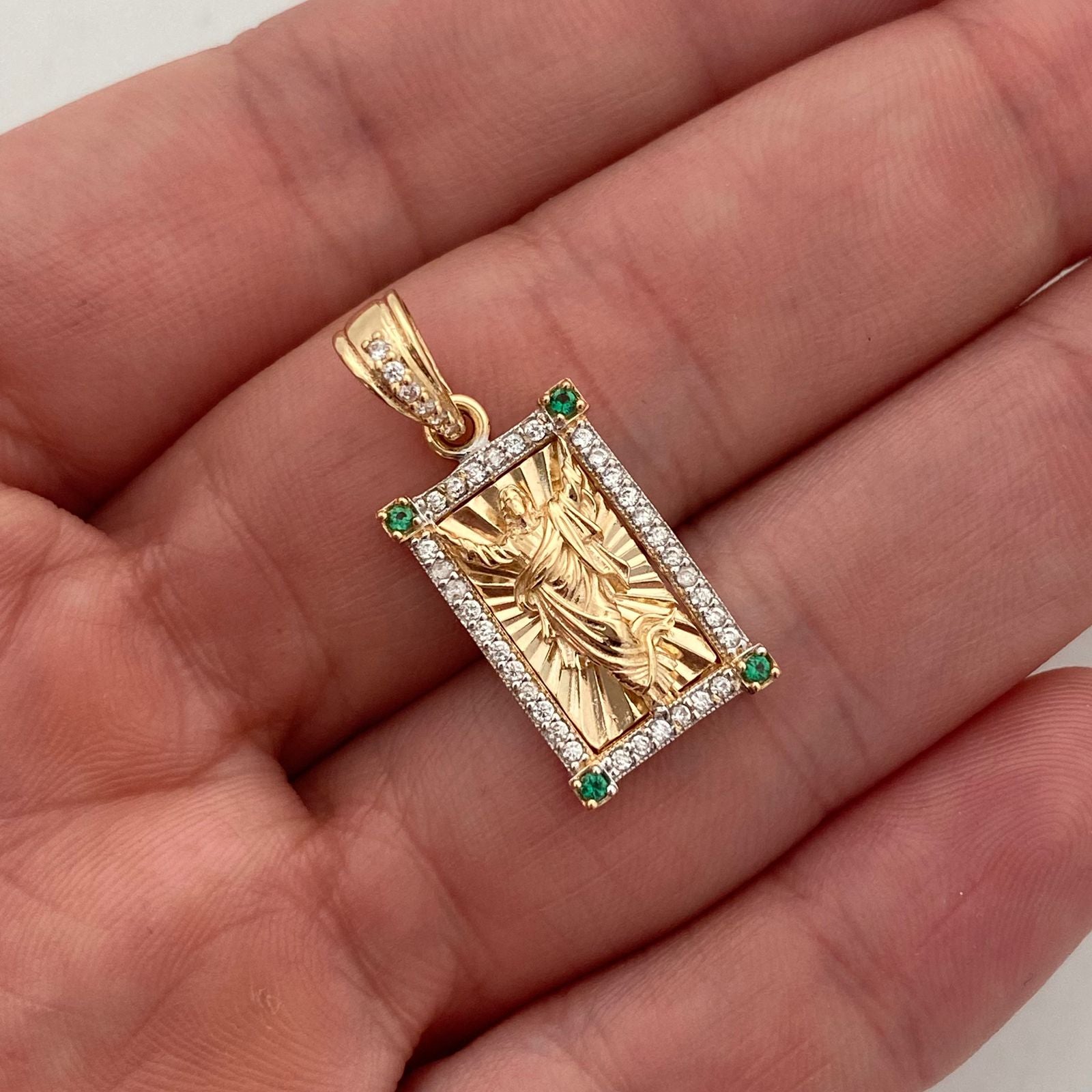 Dije jesus con diamantado y circones blancos y verdes  Oro amarillo 18k 3,15 Gr / 11,58 mm / 2,5 Cm