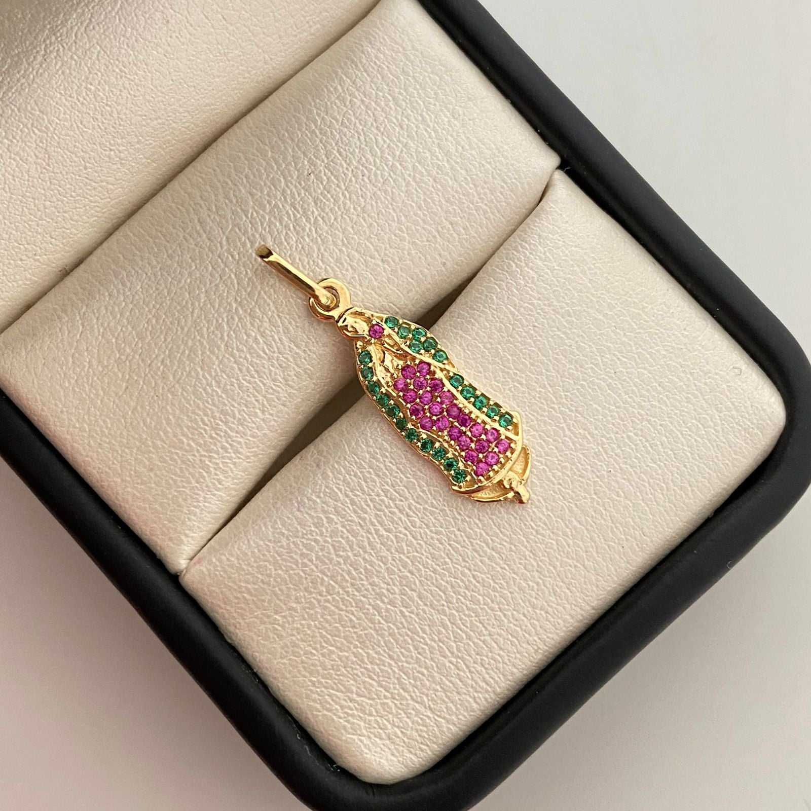 Dije silueta virgen de guadalupe con cirones verdes y fucsias  Oro amarillo 18k 1,75 Gr / 7,15 mm / 2,7 Cm