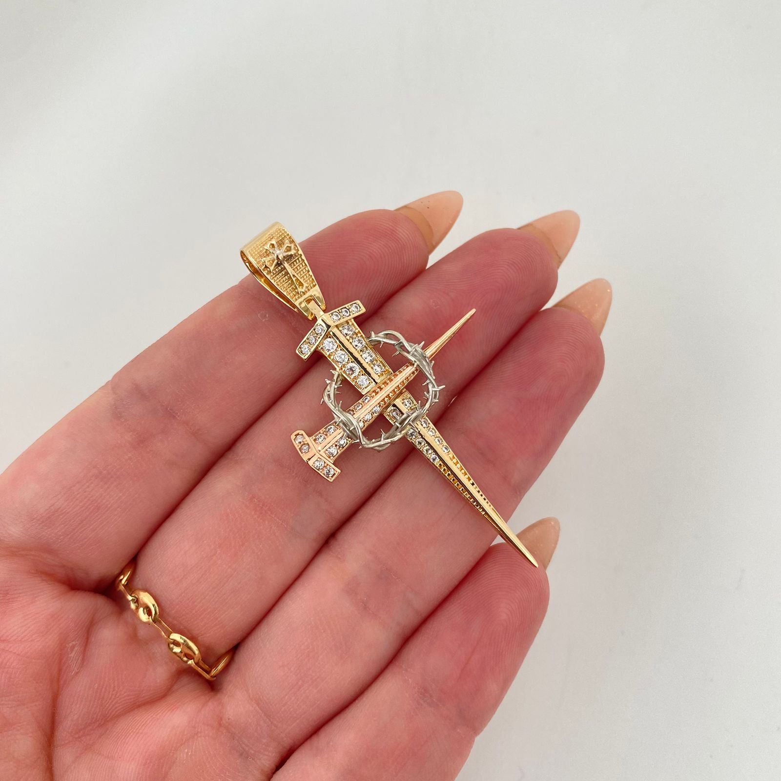 Dije espadas con circones blancos  Tres oros 18k 6,65 Gr / 3,6 mm / 6 Cm