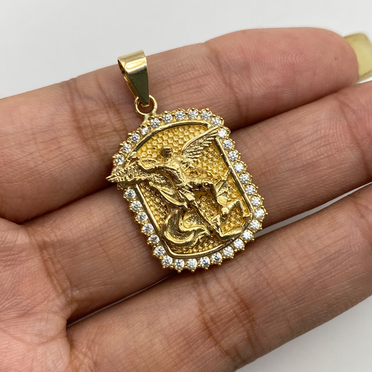 Dije San miguel arcangel placa circones blancos Oro amarillo 18k 8,15 Gr / 19,3 mm / 3,1 Cm