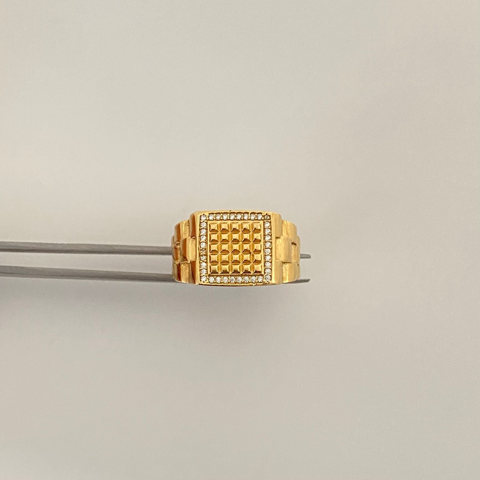 Anillo centro cuadros bortdecasting lateral tipo reloj Oro amarillo 18k / Talla 10 1/2 / 5,15 Gr